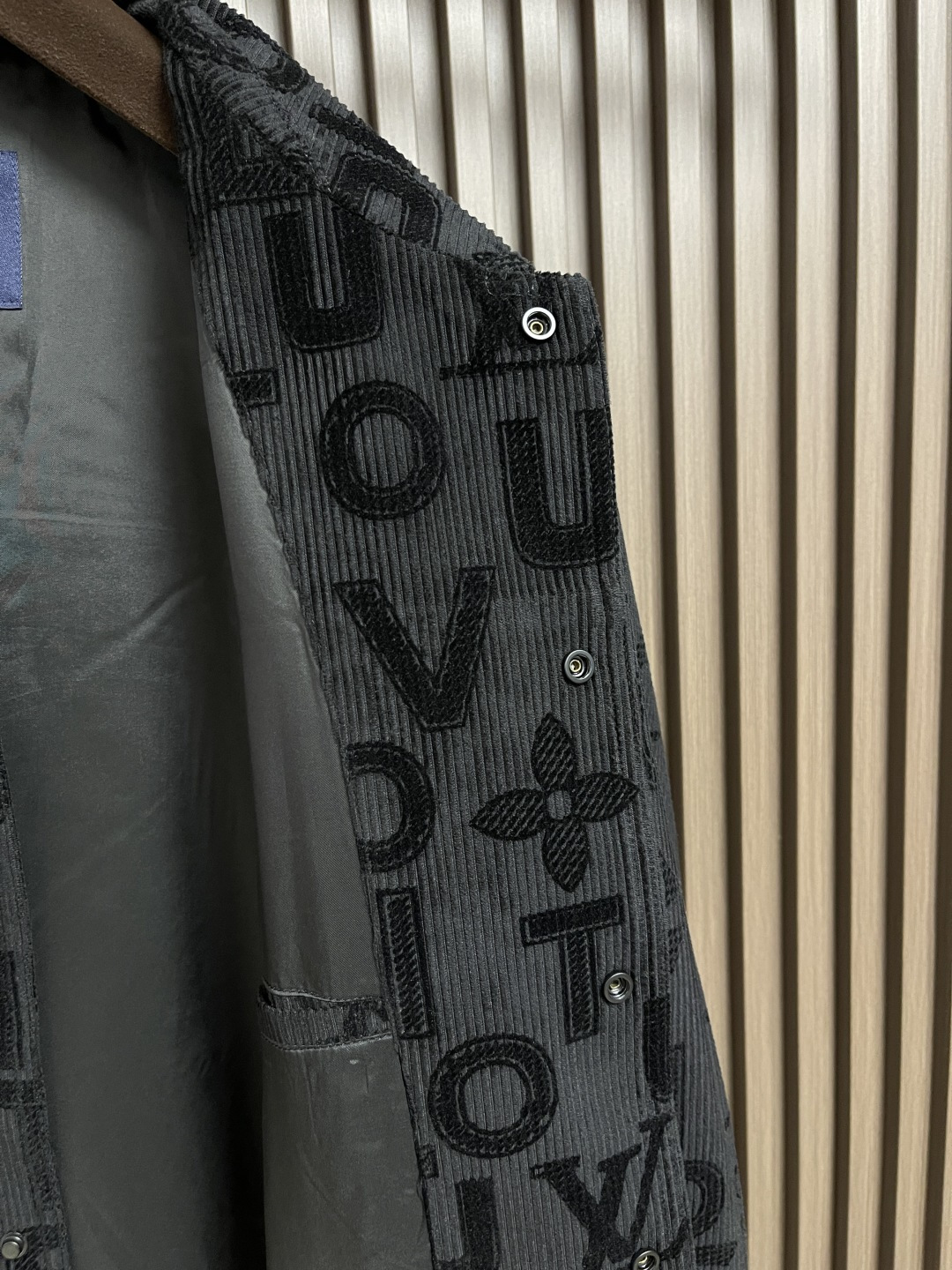 🛒🛒LV 2025s植绒满印外套。采用平纹布立体织绒