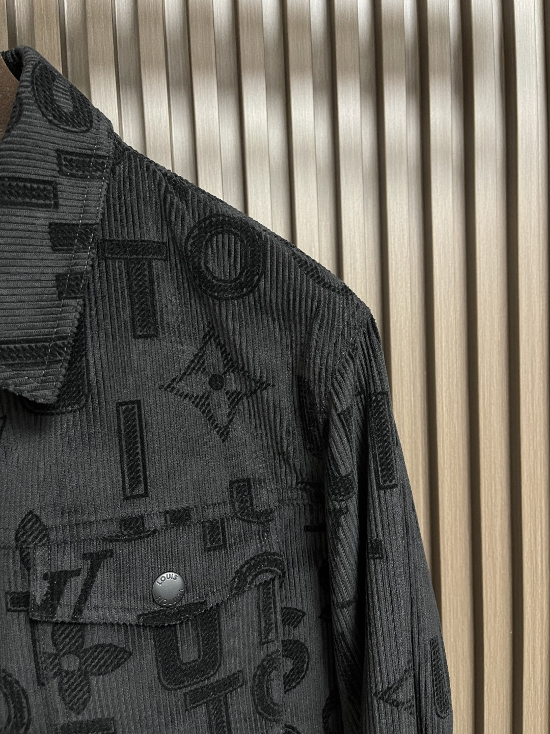 🛒🛒LV 2025s植绒满印外套。采用平纹布立体织绒