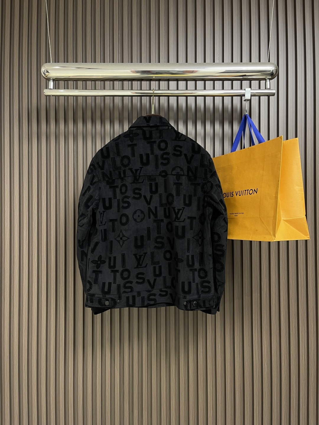 🛒🛒LV 2025s植绒满印外套。采用平纹布立体织绒