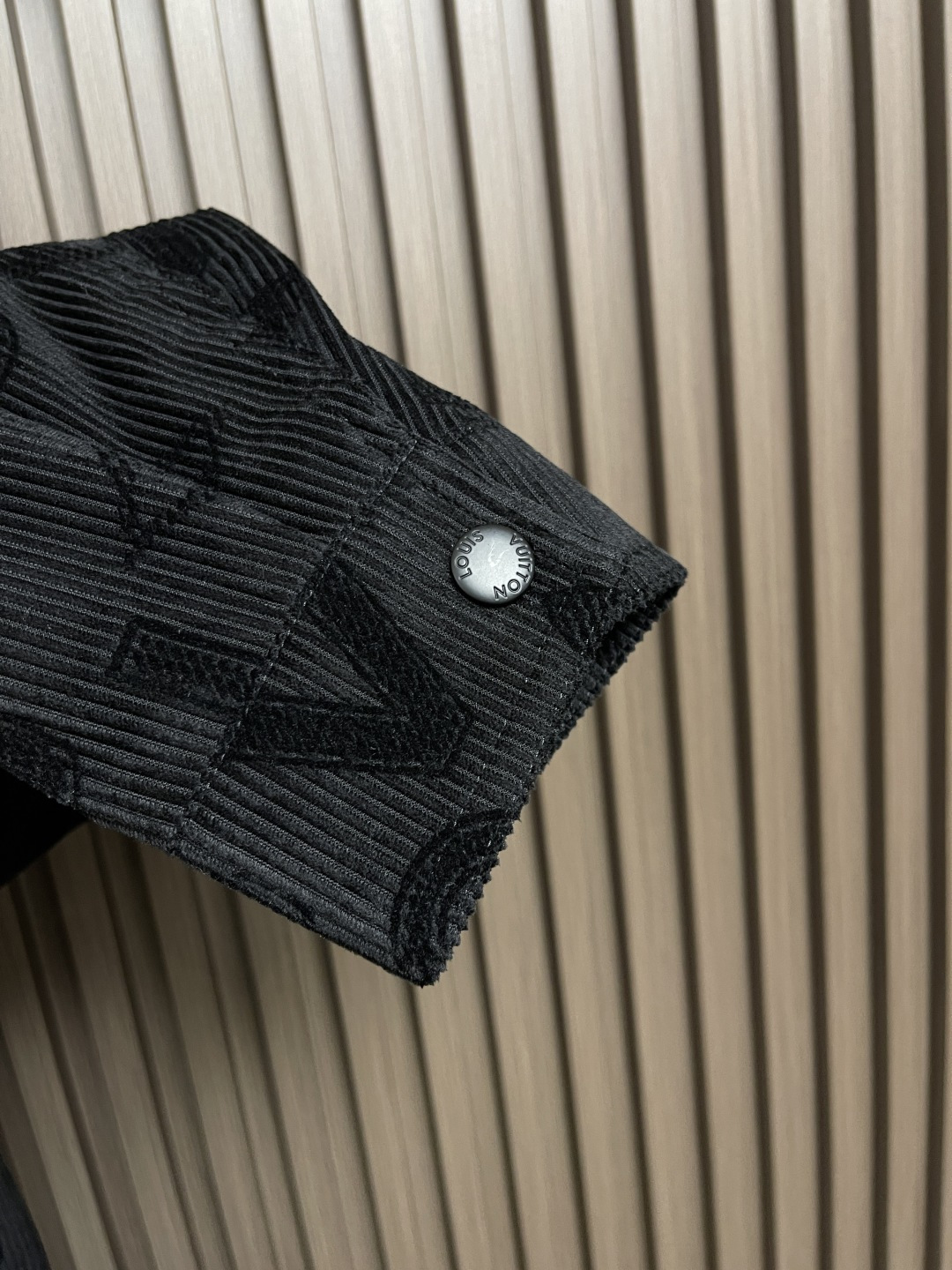 🛒🛒LV 2025s植绒满印外套。采用平纹布立体织绒