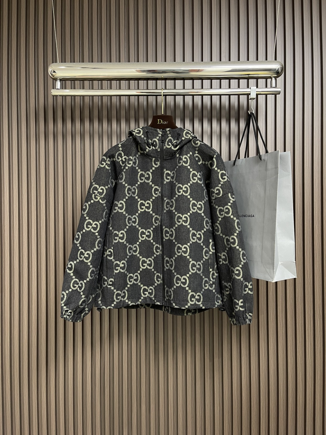 NO:539564,Correction GUCCI's new autumn and winter jacquard hooded jacket, full jacquard pattern denim denim jacket, the most worth buying jacket, full classic pattern decoration, is undoubtedly a fashionable item that many fans cannot refuse!  The details are exquisite and detailed, exuding charming brand charm!  Customers provide customized original old hardware, decorated with classic logo embellishments, which is very spectacular!  First-class and precise style design, three-dimensional and stylish upper body, no gender restrictions, same style for men and women. Size 48-56, gucci, jackets & coats, hats, alexander wang19860909更正 GUCCI 秋冬新款提花连帽外套,满幅提花图案丹宁牛仔外套,最值得入手的一款外套,满幅经典的图案装饰,无疑是众多粉丝无法拒绝的时尚单品！细节精湛细致,散发着迷人的品牌魅力！客供定制原厂古做旧五金,并饰有经典的标志点缀,非常具有规格感！一流精准的版型设计,上身立体有型,没有性别限制,男女同款 尺码48-56,,gucci,jackets & coats,hats,alexander wang,Men's clothing