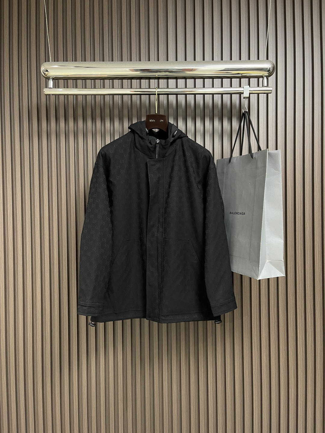 NO:540684,Gucci 2025FW double-sided jacket, one dress, one jacket, two attitudes, dark night face classic black base, Gucci iconic dark patterns are looming, zipper + button double closure system, satisfy all your imagination of mystery. The dark gray tone on the morning fog shows a high-end matte texture, the neckline hides the brand's classic print, and the small left chest mark is low-key to promote bloodline. The hooded design is adapted to changeable weather, three-dimensional tailoring takes into account dynamic comfort, symmetrical oblique pockets hide anti-theft structure, and the metal bracket background echoes industrial aesthetics. Size 48-56,,gucci, jackets & coats,hats,alexander wang19860909Gucci 2025FW双面夹克,一衣双面,一件夹克,两种态度,暗夜面经典黑色基底,Gucci标志性暗纹若隐若现,拉链＋纽扣双重闭合系统,满足你对神秘感的所有想象.晨雾面深灰调呈现高级哑光质感,领口暗藏品牌经典印花,左胸小标低调宣血统.连帽设计适配多变天气,立体剪裁兼顾动态舒适,对称斜插口袋暗藏防盗结构,金属支架背景呼应工业美学.尺码48-56,,gucci,jackets & coats,hats,alexander wang,Men's clothing