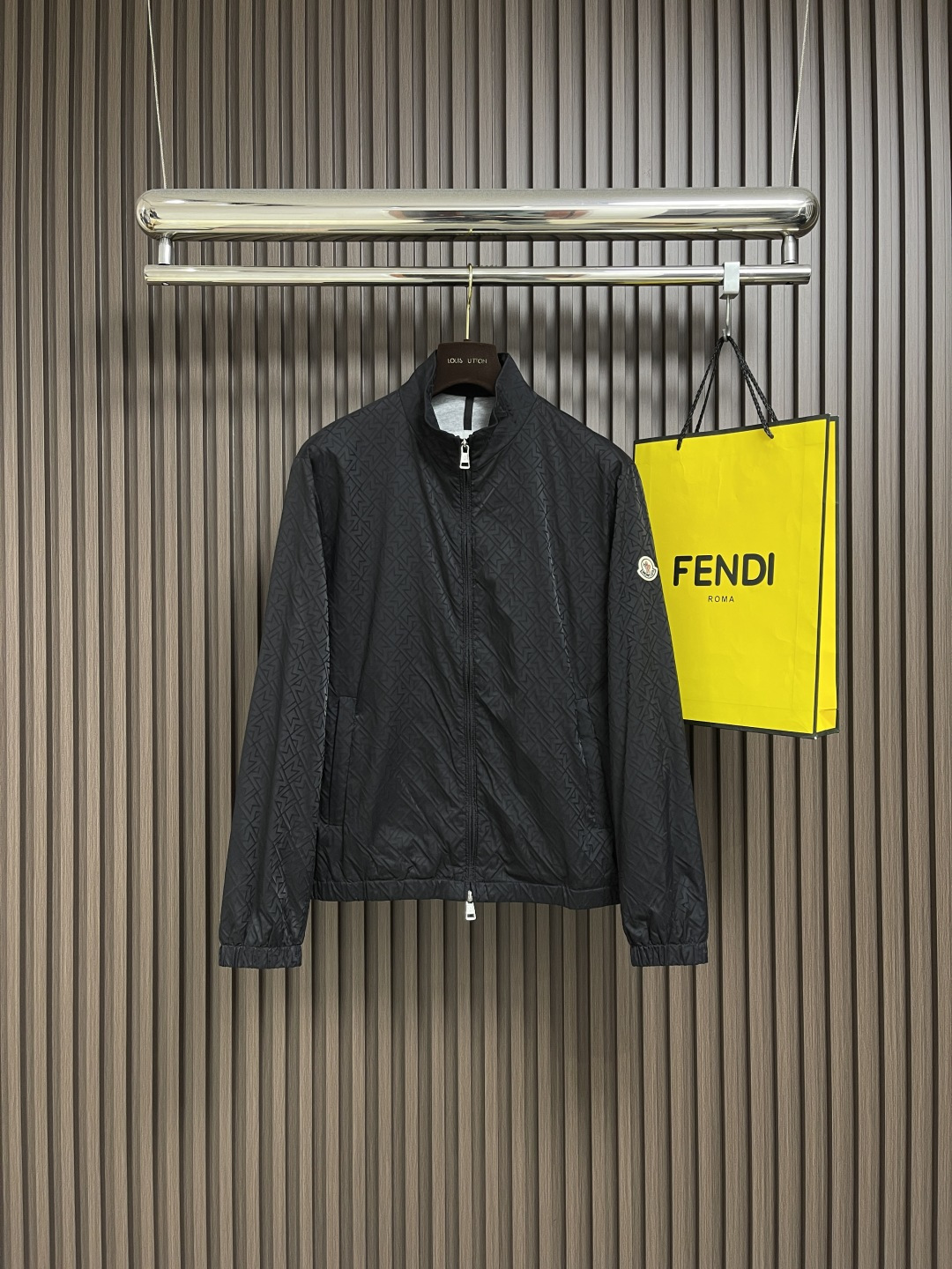 NO:572217,Mocler 2025s new autumn and winter classic dark pattern jacket, pure black matte fabric embossed with three-dimensional M dark pattern, stand-up collar zipper design with elastic rib cuffs, left arm logo highlights pedigree. Stand-up collar zipper and elastic cinch design. Sizes 48-56,,jackets & coats,jackets & coats,alexander wang19860909Mocler 2025s秋冬新品经典暗纹夹克外套,纯黑哑光面料压印立体M暗纹,立领拉链设计搭配弹性罗纹收口,左臂徽标彰显血统.立领拉链与弹性收口设计.尺码48-56,,jackets & coats,jackets & coats,alexander wang,Men's clothing