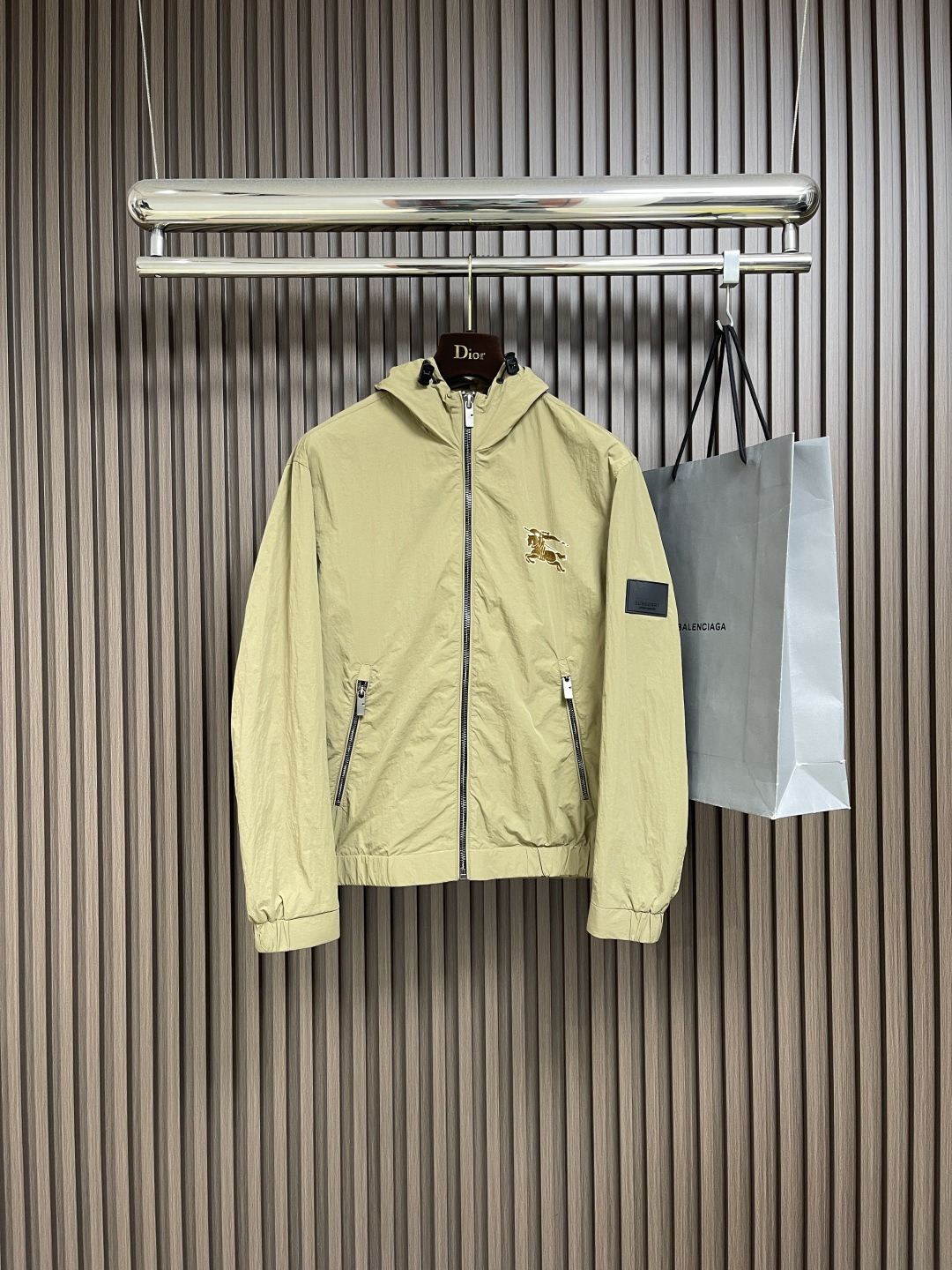 NO:523636,Burbeery 2025ss early autumn new hooded jacket jacket, plaid inner war horse printed breast logo autumn jacket, it is comfortable and comfortable to wear, lazy and casual, combined with clean and simple colors, it is particularly pleasing to look at. It is suitable for daily wear~ I love to launch sports items embellished with vitality prints!  Size 48-56, Burberry, Jackets & coats, Jackets & coats, Hats, Alexander wang19860909Burbeery 2025ss早秋新款连帽夹克外套,格子内里 战马印花胸标Logo秋季外套,穿上就是舒适自在又显瘦的存在,慵懒而随性,结合干净简单的色系就特别耐看,适合日常穿着～倾情推出缀饰活力印花的运动单品！尺码48-56,,burberry,jackets & coats,jackets & coats,hats,alexander wang,Men's clothing