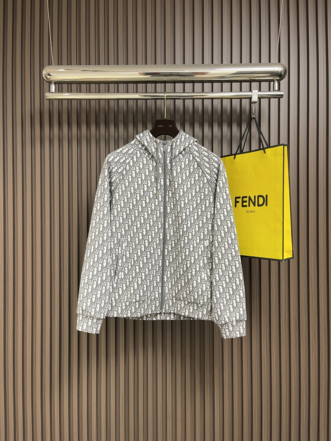 NO:572219,Dior 2025ss all-over printed presbyopic hooded jacket, with dark pattern logo all over to highlight the brand recognition. This style is both warm and light. Simple and stylish three-dimensional tailoring, unique craftsmanship, excellent upper body effect, showing confident temperament. In addition to daily leisure, it can also be worn for outdoor sports, and it is also a good choice for travel. Sizes 48-56, dior, jackets & coats, hats, alexander wang19860909Dior 2025ss满印老花连帽外套,全身暗纹标识彰显品牌辨识度.这款兼备温暖且轻盈的特质.简约时尚的三维裁剪,工艺独特,上身效果极佳,彰显自信气质.除日常休闲外更能兼顾户外运动穿着,在旅行时穿搭也是相当不错的选择,尺码48-56,,dior,jackets & coats,hats,alexander wang,Men's clothing