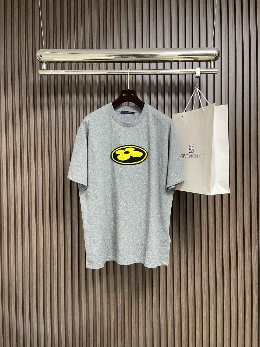 NO:525786,LV Nigo co-branded pattern embroidered T-shirt short-sleeved T-shirt. This T-shirt is made of soft cotton, and uses the fashion elements of the 2025 autumn and winter show to illuminate daily styles. The front IV Flower silk satin patches incorporate bold strokes, echoing the Vuitton embroidery logo on the back, short-sleeved T-shirts for men and women. The standard version of jersey knitted cotton fabric, the front silk satin logo patch on the back, and the ribbed collar. The overall thread is straight and delicate, the fabric is comfortable and soft, and the color is consistent and has no color difference. It can be matched with the same style to create a fashionable look, control various occasions, customize auxiliary materials, complete three standards, and the same style for men and women!  Size XS-L, louis vuitton, T-shirt,tees, t-shirt,alexander wang19860909LV Nigo联名款图案刺绣T恤短袖T恤,本款T恤取材柔软棉布,以2025秋冬秀场的风尚元素点亮日常造型.正面IV Flower 丝缎贴饰融入大胆笔触,与后部 Vuitton刺绣标识遥相呼应,男女同款短袖T恤衫.平纹针织棉面料标准版型,正面丝缎标识贴饰,后部标识刺绣,罗纹衣领.整体走线平直细腻,面料舒适柔软,颜色一致无色差 能与同款搭配营造时尚造型,驾驭各种场合,定制辅料,三标齐全,男女同款！尺码XS-L,,louis vuitton,T-shirt,tees，t-shirt,alexander wang,Men's clothing