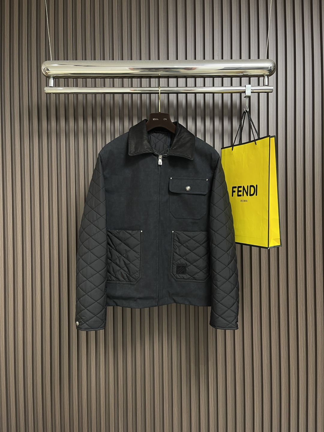 NO:572215,LV spliced ​​fashionable casual cotton jacket, a trendy choice in winter!  The cold wind is coming, it’s time to add a piece that combines warmth and style to your wardrobe!  This spliced fashionable casual cotton jacket breaks the dullness of winter with its unique design, allowing you to easily become the focus of the street while keeping warm. The jacket is filled with high-density cotton, which is as fluffy and soft as a cloud, locking in body temperature. Even in sub-zero temperatures, you can feel the security of being surrounded by warmth. The stand-up collar is designed to fit the neck to prevent cold wind from pouring in, with windproof cuffs, and the details highlight pragmatism. Sizes 46-52, louis vuitton, jackets & coats, alexander  wang19860909LV 拼接时尚休闲棉外套, 冬日里的潮流之选！寒风渐起,是时候为衣橱添上一件兼具温度与风度的单品了！这款拼接时尚休闲棉外套,以独特设计打破冬日沉闷,让你在保暖的同时轻松成为街头焦点.外套采用高密度棉填充,蓬松柔软如云朵包裹,锁住体温不流失.即使零下气温,也能让你感受被温暖环抱的安心感.立领设计贴合颈部,防止冷风灌入,搭配防风袖口,细节处彰显实用主义.尺码46-52,,louis vuitton,jackets & coats,alexander wang,Men's clothing