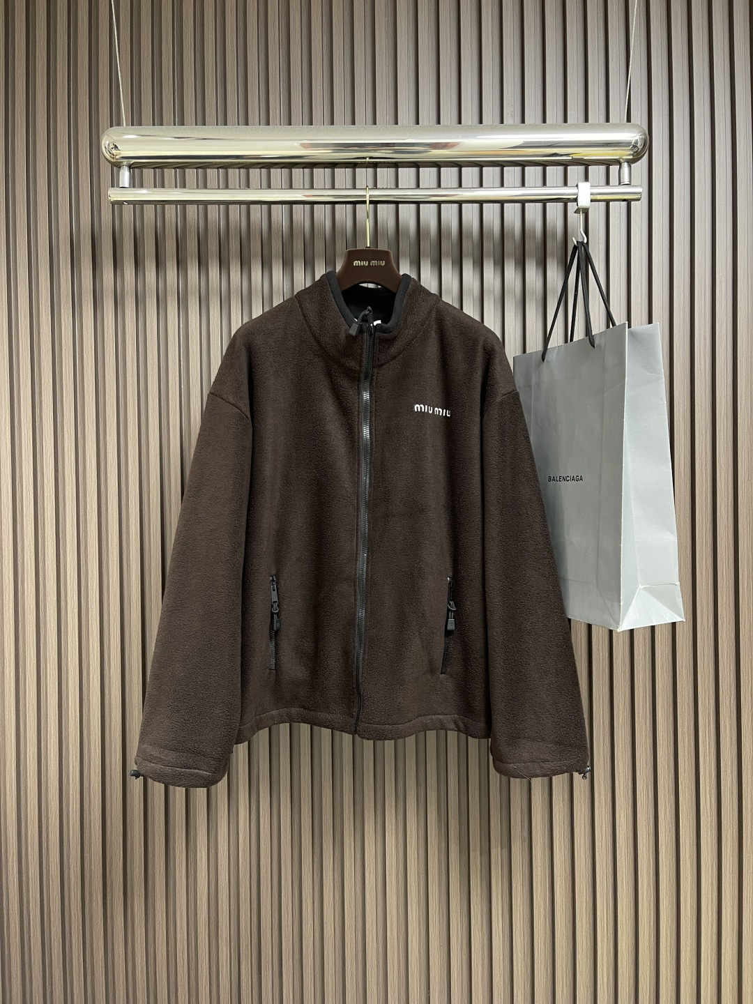 NO:572238,MIUMIU polar fleece logo embroidered zipper hooded jacket, customized YB imported polar fleece material, soft and comfortable texture, skin-friendly and warm, layered in different seasons, fashionable and cold-resistant, hooded zipper jacket style, slits can be adjusted at will, the brand letter logo is integrated into the chest and the dark color of the body collides to effectively highlight the brand's personality in a low-key manner.  Fashionable and relaxed, customized fabrics, sizes S-XL,,miumiu,versace,jackets & coats,hats,alexander wang19860909MIUMIU 摇粒绒徽标刺绣拉链连帽外套,定制YB进口摇粒绒材质 质感柔软舒适 亲肤保暖 换季叠穿 时髦又御寒 连帽拉链外套版型 开衩随意调节 胸前融入品牌字母标识 与大身深色碰撞有效提亮 低调彰显了品牌个性魅力 拉链口袋和抽绳增加休闲松弛感 宽松廓形Oversized 穿搭舒适时尚无论日常出行还是休闲娱乐 都能轻松驾驭 时尚松弛 定制面辅料 尺码S-XL,,miumiu,versace,jackets & coats,hats,alexander wang,Men's clothing