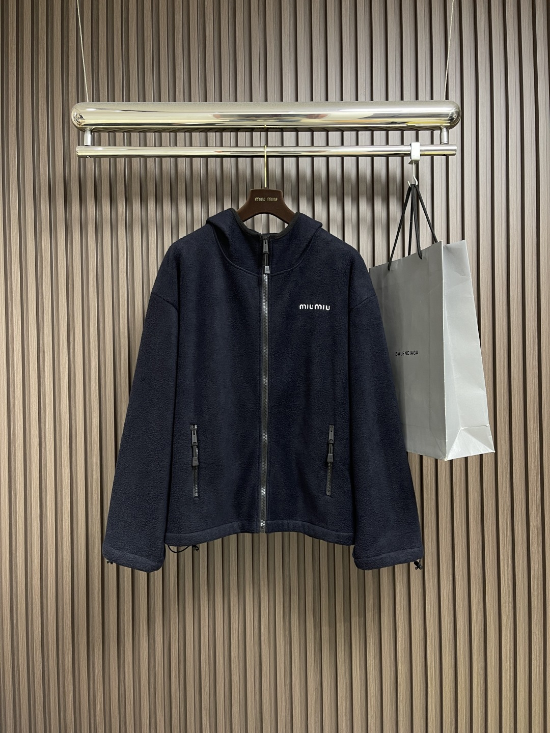 NO:572244,MIUMIU polar fleece logo embroidered zipper hooded jacket, customized YB imported polar fleece material, soft and comfortable texture, skin-friendly and warm, layered in different seasons, fashionable and cold-resistant, hooded zipper jacket style, slits can be adjusted at will, the brand letter logo is integrated into the chest and the dark color of the body collides to effectively highlight the brand's personality in a low-key manner.  Fashionable and relaxed, customized fabrics, sizes S-XL,,miumiu,versace,jackets & coats,hats,alexander wang19860909MIUMIU 摇粒绒徽标刺绣拉链连帽外套,定制YB进口摇粒绒材质 质感柔软舒适 亲肤保暖 换季叠穿 时髦又御寒 连帽拉链外套版型 开衩随意调节 胸前融入品牌字母标识 与大身深色碰撞有效提亮 低调彰显了品牌个性魅力 拉链口袋和抽绳增加休闲松弛感 宽松廓形Oversized 穿搭舒适时尚无论日常出行还是休闲娱乐 都能轻松驾驭 时尚松弛 定制面辅料 尺码S-XL,,miumiu,versace,jackets & coats,hats,alexander wang,Men's clothing