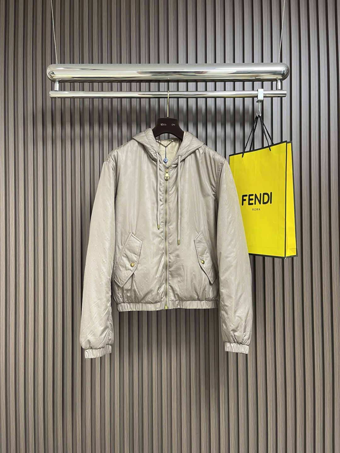 NO:572222,LV hooded windproof jacket, a new classic jacket design in the 2025ss early autumn show, is dyed with elegant colors for the full-length Monogram embossed pattern. Lightweight padding and silky lining enhance the comfort experience and can inject modern style into daily looks. Size S-XL 46-52,, louis vuitton, jackets & coats, jackets & coats, hats, alexander wang19860909LV 连帽防风夹克,于2025ss早秋秀场焕新经典外套设计,为全幅Monogram 压纹图案浸染优雅色调.轻质衬垫和丝柔内衬提升舒适体验,可为日常造型注入摩登风范.尺码S-XL 46-52,,louis vuitton,jackets & coats,jackets & coats,hats,alexander wang,Men's clothing