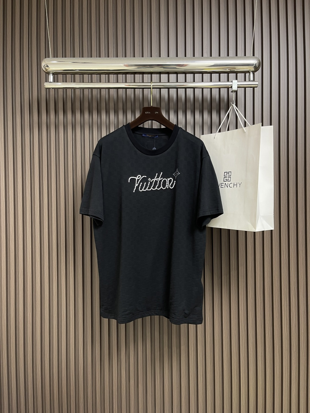 NO:600150,LV short-sleeved T-shirt with hot diamond letters is crafted from custom-made cotton fabrics. The fabric is comfortable and soft, skin-friendly and breathable. The chest is decorated with hot diamond letters, and the new Black Warrior jacquard square mark is embellished on the back collar. Details must be paid attention to, round neck design, loose fit, the overall line is straight and delicate, the fabric is comfortable and soft, and the color is consistent without color difference. It can be matched with the same style to create a fashionable look and control various occasions. Customized accessories, complete three labels, the same style for men and women!  Size S-XL,,louis vuitton,T-shirt,tees,t-shirt,alexander wang19860909LV 烫钻字母短袖T恤,采用定制棉质面料匠心制作,面料舒适柔软,亲肤透气,胸前饰以字母烫钻装饰,后领新款黑武士提花方标点缀,细节控必入,圆领设计,宽松版型,整体走线平直细腻,面料舒适柔软,颜色一致无色差,能与同款搭配营造时尚造型,驾驭各种场合,定制辅料,三标齐全,男女同款！尺码S-XL,,louis vuitton,T-shirt,tees，t-shirt,alexander wang,Men's clothing