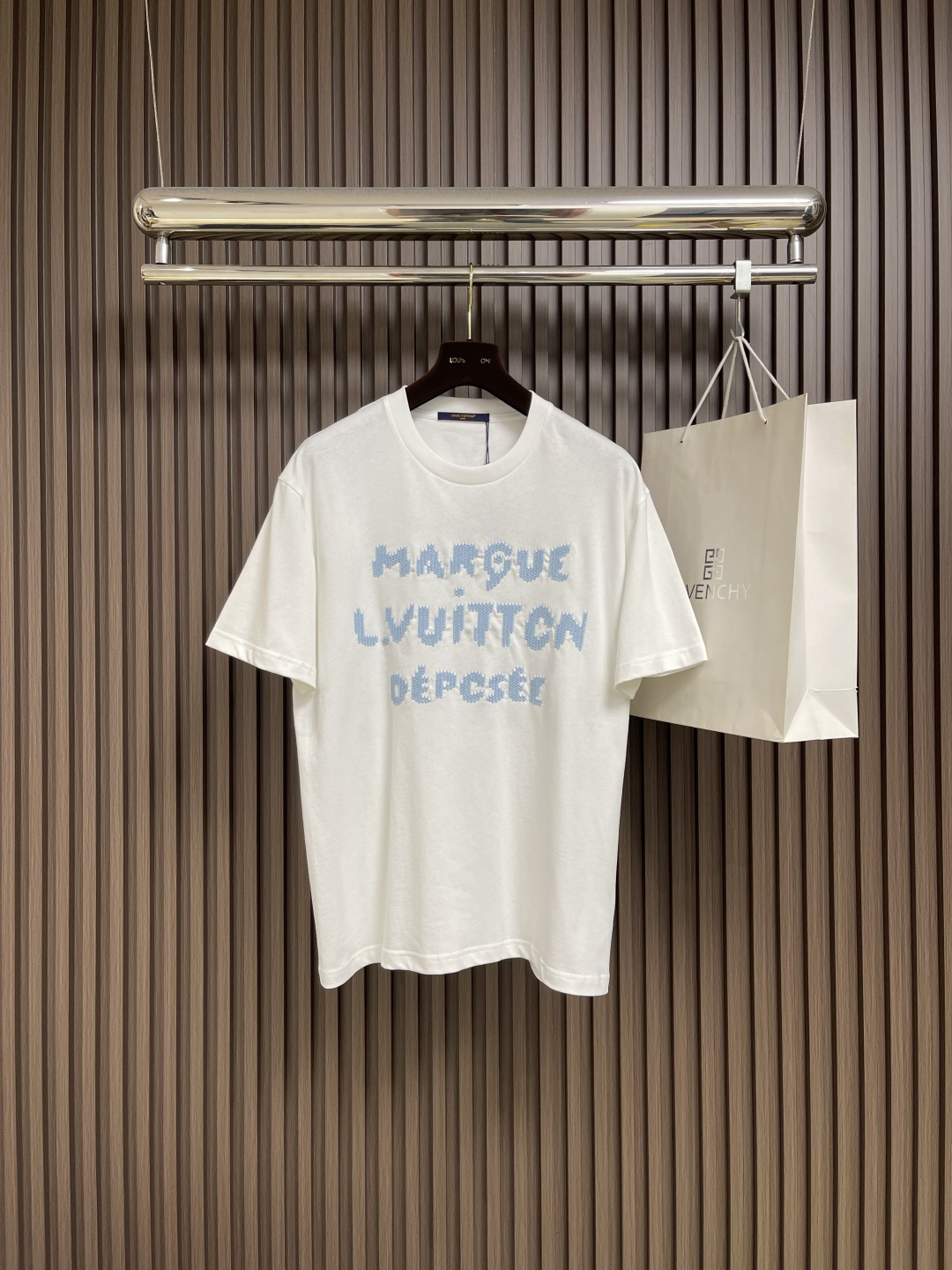 NO:572241,LV 2025SS new round neck T-shirt for autumn and winter. The cotton jersey T-shirt is carefully made with hook embroidery technique. It is an easy-to-wear item that can be worn with a coat in autumn and winter. It draws on the collaboration between Pharrell and Nigo in the 2025 autumn and winter series. It is decorated with playful logo letters on the front and the LV logo is embroidered on the back, which adds to this exquisite piece. Sizes S-XL, Louis Vuitton, jackets &  coats,tees,t-shirt,alexander wang19860909LV 2025SS秋冬新款圆领T恤,棉质平纹针织T恤采用勾毛刺绣手法精心制作,是秋冬季搭配外套轻松易穿的单品.它借鉴了Pharrell和Nigo在2025秋冬系列中的合作款,正面饰有俏皮的标志字母,.背面则绣有LV标志,为这件精美的单品锦上添花.尺码S-XL,,louis vuitton,jackets & coats,tees，t-shirt,alexander wang,Men's clothing