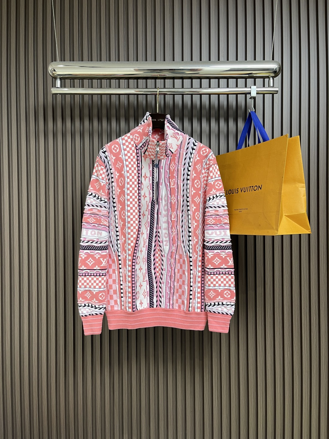 NO:572235,LV 2025ss early autumn new Nigo joint model!  Stand collar zipper jacquard knit long sleeve sweater cardigan!  Customized YB imported wool blended yarn weaving, high-end texture, multiple elements throughout the body, jacquard woven iconic pattern, threaded cuffs and hem echo each other, the whole uses pink color, multiple layers, rich and full of artistic sense, high-end gorgeous temperament and elegant details, perfect appearance!  Size S-XL,,louis vuitton,sweaters,alexander wang19860909LV 2025ss早秋新款Nigo 联名款！立领拉链提花针织长袖毛衣开衫！定制YB进口羊毛混纺纱线织造 质感高级 通体多重元素提花梭织标志性图案 螺纹袖口也下摆相互呼应 整体沿用粉嫩色多重层次丰富充满艺术感 高级华丽气质优雅 细节呈现完美品相！尺码S-XL,,louis vuitton,sweaters,alexander wang,Men's clothing