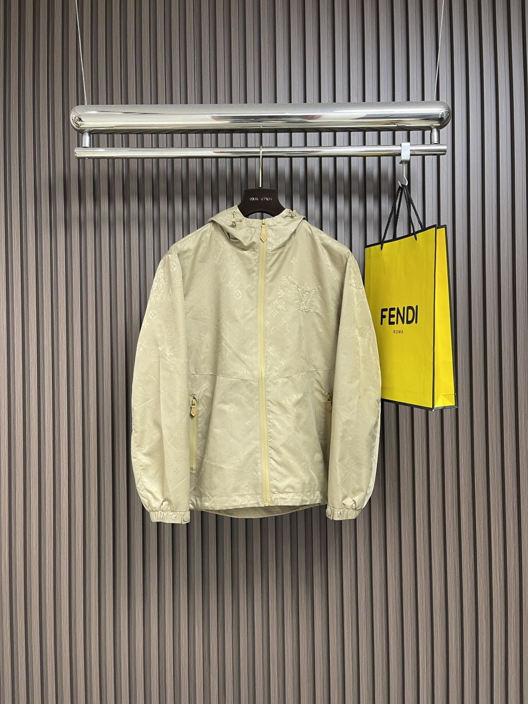 NO:523647,LV 2025SS Autumn and Winter New Hooded Jacket Jacket, the design is handsome and stylish!  A versatile must-have item that easily creates a cool and handsome atmosphere, full of high-end feel, and can control any figure!  Original custom imported memory silk fabric is light and breathable!  Full set of mold opening hardware accessories. Size M-3XL, louis vuitton, jackets & coats, jackets & coats, hats, alexander wang19860909LV 2025SS秋冬新款连帽夹克外套,设计帅气有型！百搭必备单品 轻松营造酷帅氛围感,高级感满满,任何身材都能驾驭！原版定制进口记忆丝面料质感轻盈透气！全套开模五金配件.尺码M-3XL,,louis vuitton,jackets & coats,jackets & coats,hats,alexander wang,Men's clothing