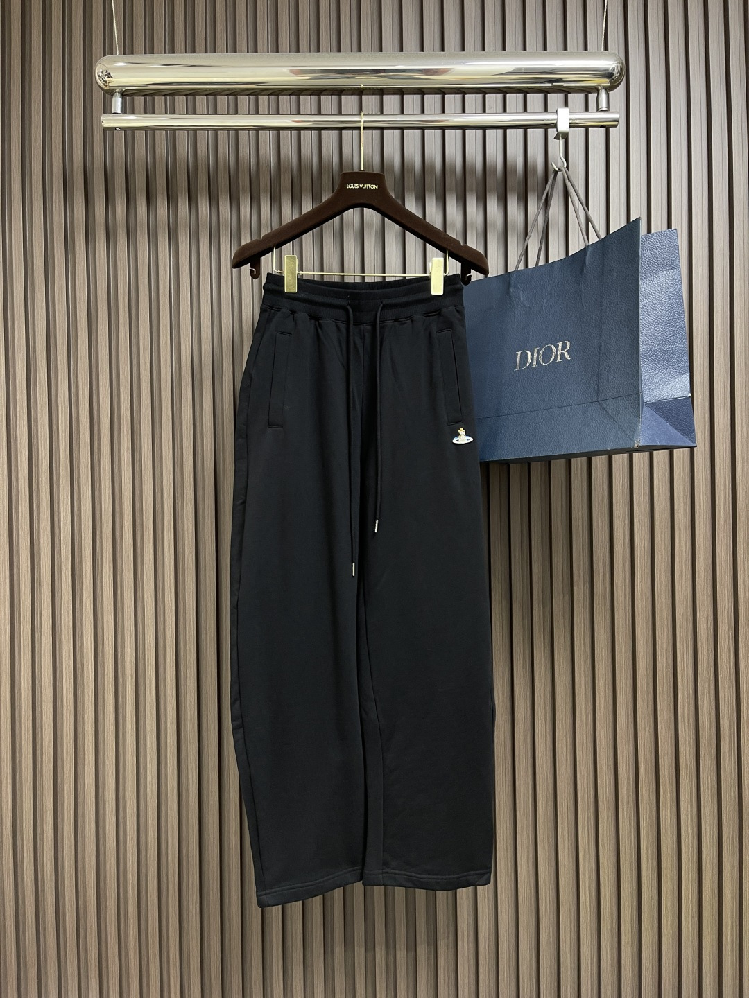 NO:572208,Tops, pants, vivienne west wood, Queen Mother West, Vivienne heavy industry printed letter hooded sweatshirt and sweatpants suit, classic printed little Saturn, simple and elegant, full of design, the overall design looks cool and futuristic, and can be easily matched with various clothes, and can be easily oversized for daily wear.  The silhouette can accommodate various body types. It is a classic and easy-to-wear fashionable item. Quality control must include a series of environmentally friendly dyeing. The quality is stable and the texture is delicate, soft and comfortable. It is full of vitality and never picks people. The loose three-dimensional version continues the classic, casual and fashionable feeling. The color is super beautiful!  Large version, same style for men and women. Sizes S-XL, versace, hoodie, sweatshirts, hats, alexander wang19860909上衣 裤子 vivienne west wood 西太后 薇薇安 重工印花字母连帽卫衣卫裤套装,经典印花小土星,简约大气,设计感满满,设计整体看起来酷酷的,未来感十足,也能够轻松搭配各种衣服,日常穿搭毫不费力oversize 廓形能够容纳各种身材,经典好穿,时髦单品,品质控必入系列环保染色,品质稳定质地细腻,柔软舒适,活力满满的从不挑人剪裁宽松立体版型延续经典随意时髦感与生俱来颜色超美！大版型,男女同款.尺码S-XL,,versace,hoodie,sweatshirts,hats,alexander wang,Men's clothing