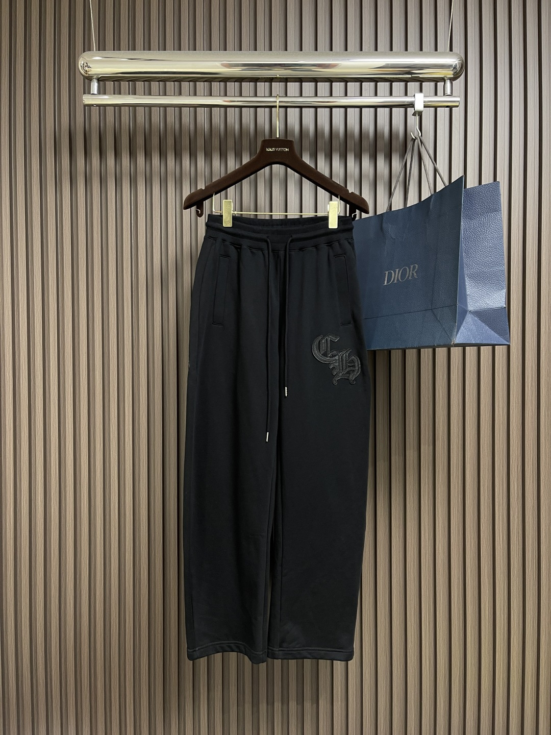 NO:572249,Tops, pants, CH Croix heart cross pattern logo series hooded sweatshirt and sweatpants suit, sweatshirt cross pattern design, Japanese imported terry jacquard cotton material, thickness and texture can be compared at will... The fabric texture is in place, so the sewing machine used is top quality from Germany, a 7-digit machine, the wiring is super neat!  !  !  Original hardware provided by customer, both front and back are incomparably beautiful. Sizes S-XL, chrome hearts, hoodie, sweatshirts, hats, alexander wang19860909上衣 裤子 CH 克罗心十字花标识系列连帽卫衣卫裤套装,卫衣十字花设计,日本进口毛圈提花棉料,厚度和质感随意对比....面料质感到位,所以用的车线机都是德国顶级货,一台7位数,走线超级整齐！！！ 客供原厂五金,正反都无敌漂亮.尺码S-XL,,chrome hearts,hoodie,sweatshirts,hats,alexander wang,Men's clothing