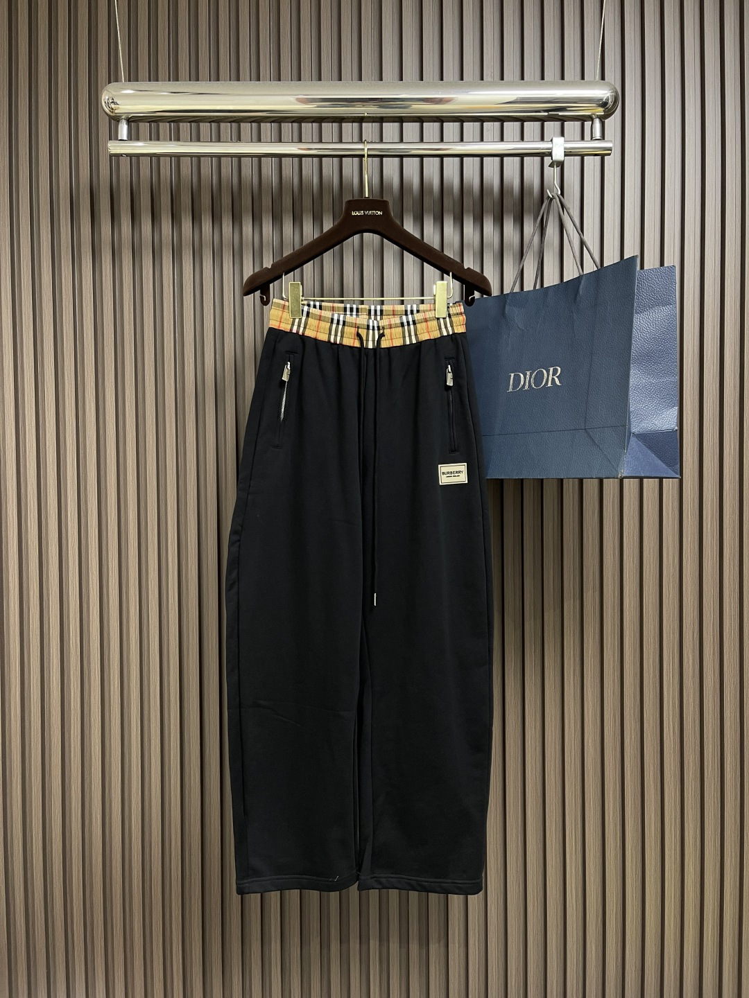 NO:572206,Tops pants Burberry  The plaid cotton zipper hooded sweatshirt and sweatpants set is made of lightweight turned-over velvet cotton fabric. One side has a smooth cotton surface and the other side has been raised to form fine fluff. It is light and thin as a whole and has breathability, warmth and durability. The overall cut of the product is relatively loose. It uses a two-way zipper to open and close, making it easy to put on and take off, which increases the practicality and flexibility of the clothing. The drawstring hood can be adjusted for tightness and increased  It has strong wearing comfort and warmth. The cylindrical hat rope head can be more convenient to adjust the tightness and also adds beauty. There are storage pockets on the left and right below the clothing. The crimping process is used above the pockets for better fixation. The edges are tacked. Sizes S-XL, burberry, hoodie, sweatshirts, hats, alexander  wang19860909上衣 裤子 Burberry 格纹棉质拉链连帽卫衣卫裤套装,采用轻盈翻面绒棉质面料,一面光滑的棉质表面,一面经过起绒处理,形成细腻的绒毛,整体轻薄,同时具有透气性,保暖性,耐用性,产品整体裁剪较为宽松,使用双向拉链开合,方便穿脱,增加了衣物的实用性和灵活性,抽绳式连帽可调节松紧,增强穿着的舒适性和保暖性,圆柱形帽绳头能更方便的调节松紧,也增添了美感,衣物正下方左右带有收纳口袋,口袋上方采用压线工艺能做更好的固定,边缘处均做了套结,尺码S-XL,,burberry,hoodie,sweatshirts,hats,alexander wang,Men's clothing