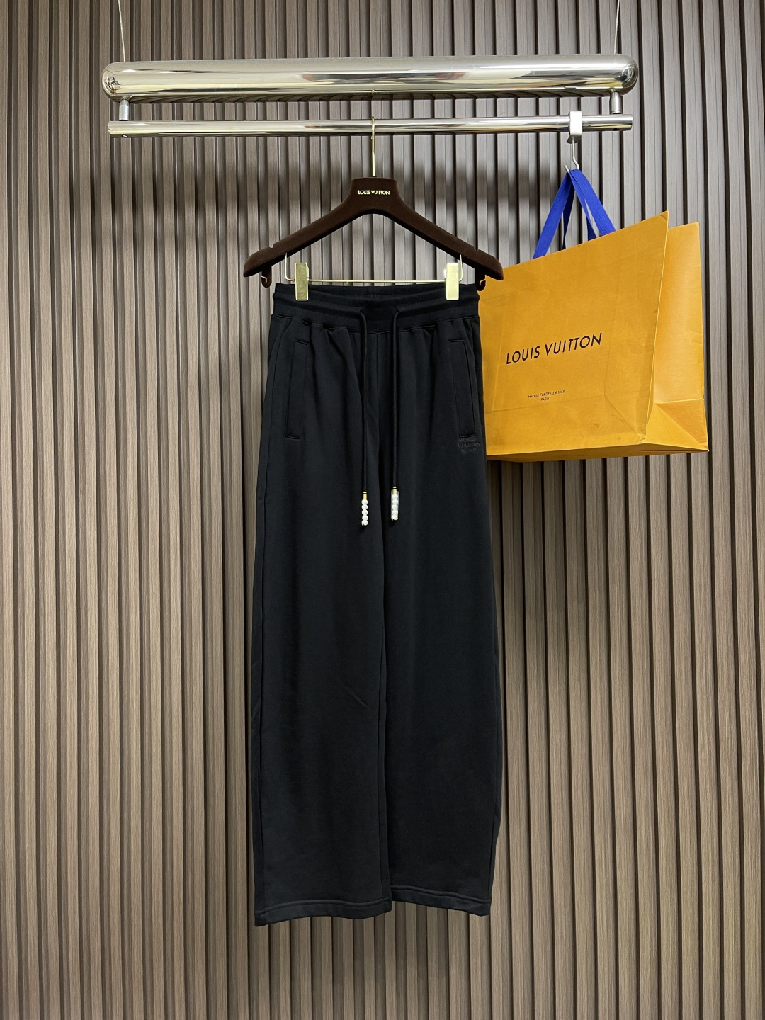 NO:572210,Tops, pants, LV 2025ss autumn and winter new zipper hooded sweatshirt and sweatpants casual suit. Customized imported customer-supplied fabrics!  Customized original hardware accessories and letter logo!  Iconic brand elements, heavy craftsmanship, three-dimensional tailoring, slim and customized version, the upper body effect is very good!  The fabric is comfortable and soft to the touch, allowing you to perfectly combine casual fashion with fashion!  Three complete standards. Sizes S-XL, Louis Vuitton, hoodie, sweatshirts, hats, alexander wang19860909上衣 裤子 LV 2025ss秋冬新款拉链连帽卫衣卫裤休闲套装.定制进口客供面料！原版五金辅料定制,字母logo标志！标志性品牌元素,重工艺制作,立体剪裁,修身定制版型,上身效果非常赞！面料舒适手感柔软,让你休闲时尚于潮流完美结合！三标齐全.尺码S-XL,,louis vuitton,hoodie,sweatshirts,hats,alexander wang,Men's clothing