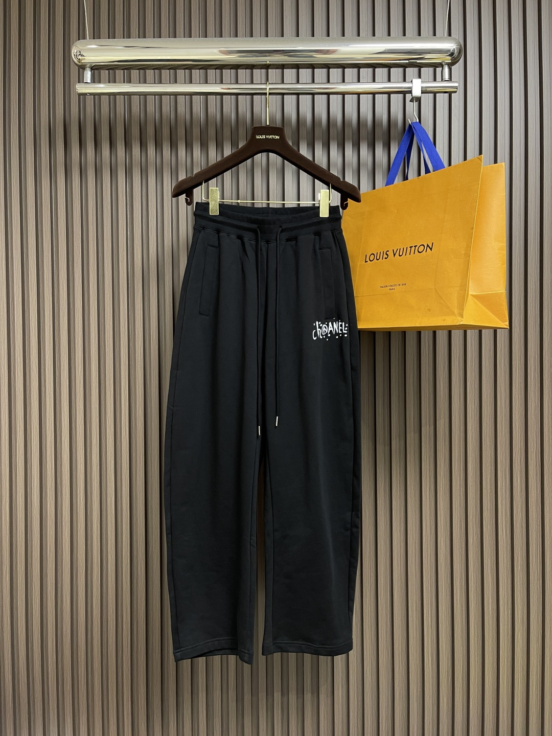 NO:572212,Tops and pants CHANEL 2025SS early autumn new style simple logo graffiti series minimalist letter printed hooded sweatshirt and sweatpants suit, 32 pairs of single items. The weight of the fabric is left and right after washing, the hand feels super good, the same style for men and women. Sizes S-XL, chanel, hoodie, sweatshirts, hats, alexander wang19860909上衣 裤子 CHANEL 2025SS早秋新款简约标识涂鸦系列极简字母印花连帽卫衣卫裤套装,32支双单品.股面料克重洗水后克左右,手感超好,男女同款.尺码S-XL,,chanel,hoodie,sweatshirts,hats,alexander wang,Men's clothing