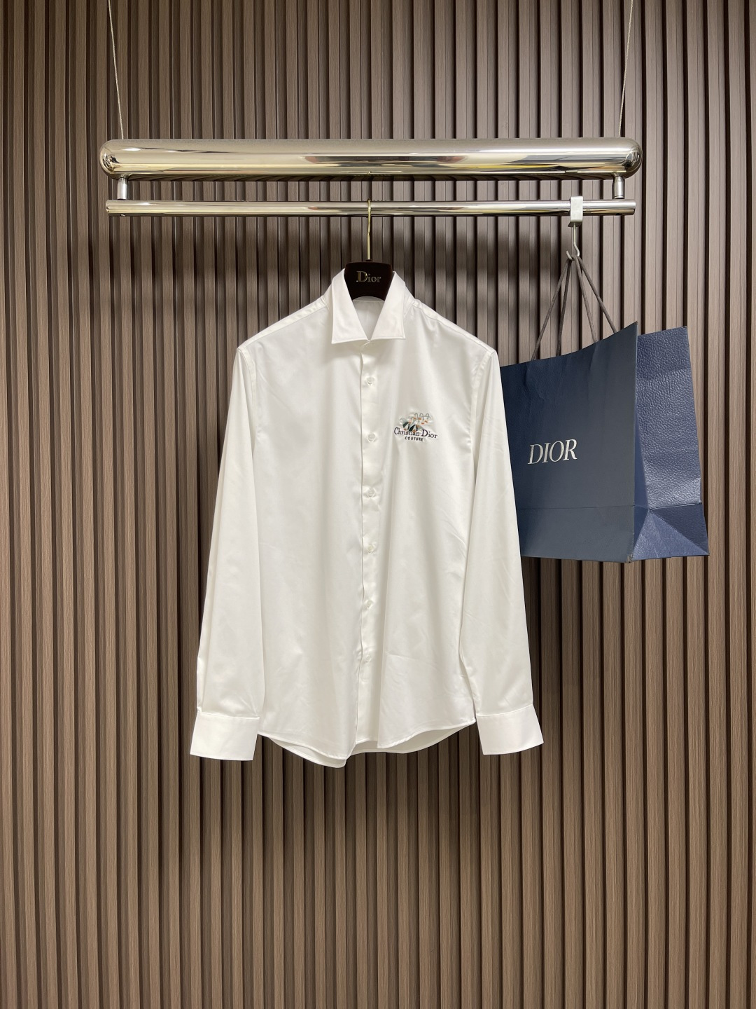 NO:523645,Dior 2025SS cotton poplin long-sleeved shirt, Christian Dior Couture lily of the valley embroidery, this style highlights Christian Dior Couture embroidery, embellishes lily of the valley flowers, pays tribute to Mr. Dior's love for flowers. It is carefully crafted with cotton poplin, which can be matched with various styles to create a classic look. Size S-XXL S S shoulder width 45cm bust 102cm long 73cm M shoulder width 46cm bust 106cm long 74cm L shoulder width 47cm bust 110cm long 75cm XL shoulder width 48cm bust 114cm long 76cm XXL shoulder width 49cm bust 118cm  Clothes length 77cm, dior,shirts,alexander wang19860909Dior 2025SS棉府绸长袖衬衫,Christian Dior Couture 铃兰刺绣,这款突显 Christian Dior Couture 刺绣,点缀以铃兰花朵,向 Dior 先生对花朵的热爱致敬.采用棉府绸精心制作,可与各式搭配,打造经典造型.尺码S-XXL S码肩宽45cm 胸围102cm 衣长73cm M码肩宽46cm 胸围106cm 衣长74cm L码肩宽47cm 胸围110cm 衣长75cm XL码肩宽48cm胸围114cm 衣长76cm XXL码肩宽49cm 胸围118cm 衣长77cm,,dior,shirts,alexander wang,Men's clothing