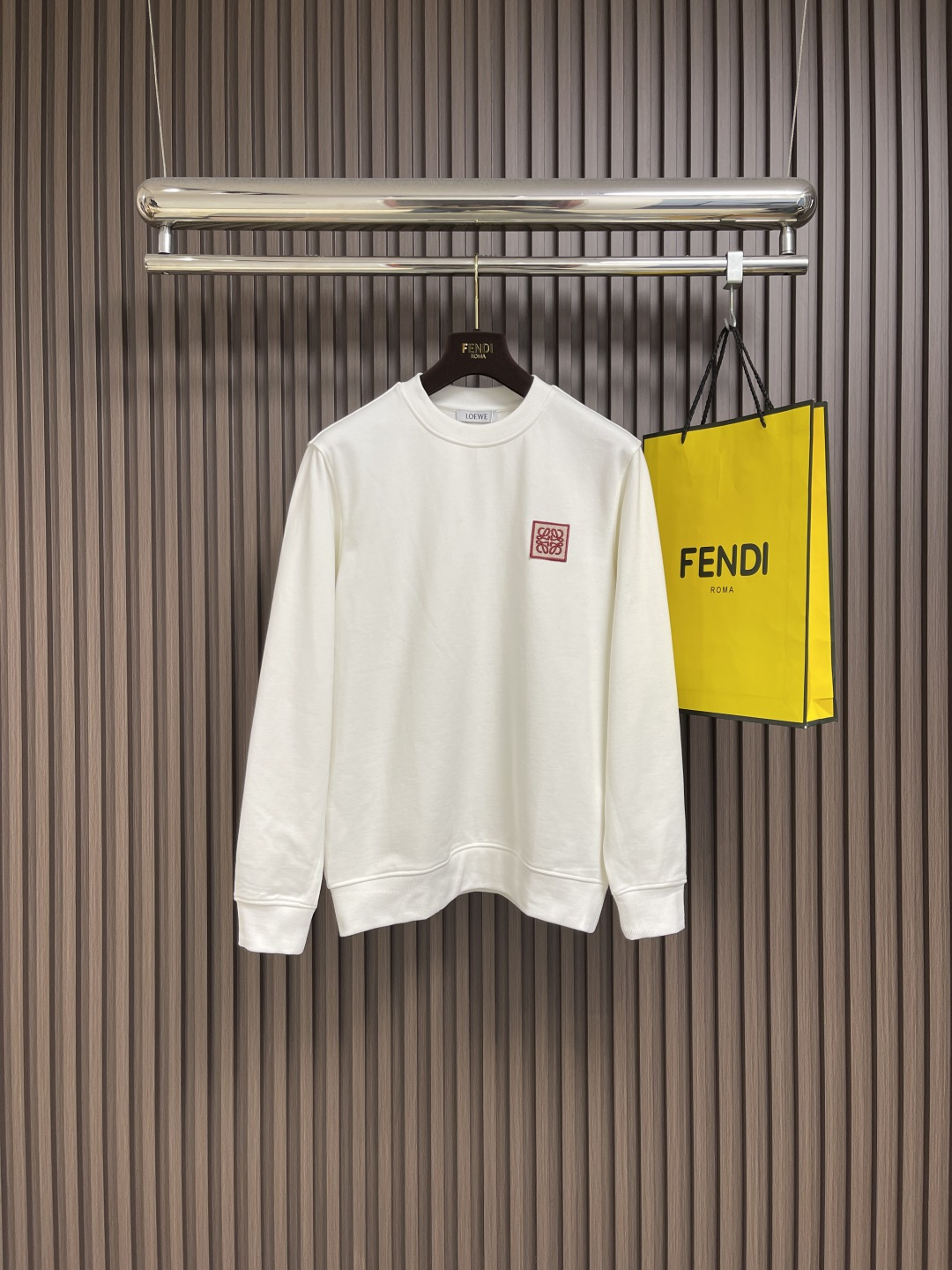 NO:572247,Loewe anagram embroidered embroidery crew neck sweatshirt, made of 400g fish scale bottom combed cotton sweatshirt material, breathable and temperature-locking, comfortable and skin-friendly. Loewe anagram embroidery technology uses needle and thread to sew the loewe anagram pattern on the emblem, and then uses threads of different colors for filling. The craft fabrics have been washed and have a better hand feel. It is not easy to deform, not easy to shrink, not easy to fade, and maintains long-term beauty. Size S-XL  Size S, length 66cm, bust 102cm, shoulder width 44cm, size M, length 68cm, bust 106cm, shoulder width 46cm, size L, length 70cm, bust 110cm, shoulder width 48cm, size XL, length 72cm, bust 114cm   Shoulder width 50cm,,loewe,hoodie,sweatshirts,alexander wang19860909Loewe anagram刺绣仔章圆领卫衣,面料采用400克鱼鳞底精梳全棉卫衣料 透气锁温 舒适贴肤 仔章绣花工艺 通过使用针线在仔章上缝制出 loewe anagram图案 再使用不同颜色的线进行填充 工艺面料都经过浇洗 手感质感更佳 不易变形 不易缩水 不易褪色 保持长久的美观.尺码S-XL S码衣长66cm 胸围102cm 肩宽44cm M码衣长68cm 胸围106cm 肩宽46cm L码衣长70cm 胸围110cm 肩宽48cm XL码衣长72cm 胸围114cm 肩宽50cm,,loewe,hoodie,sweatshirts,alexander wang,Men's clothing