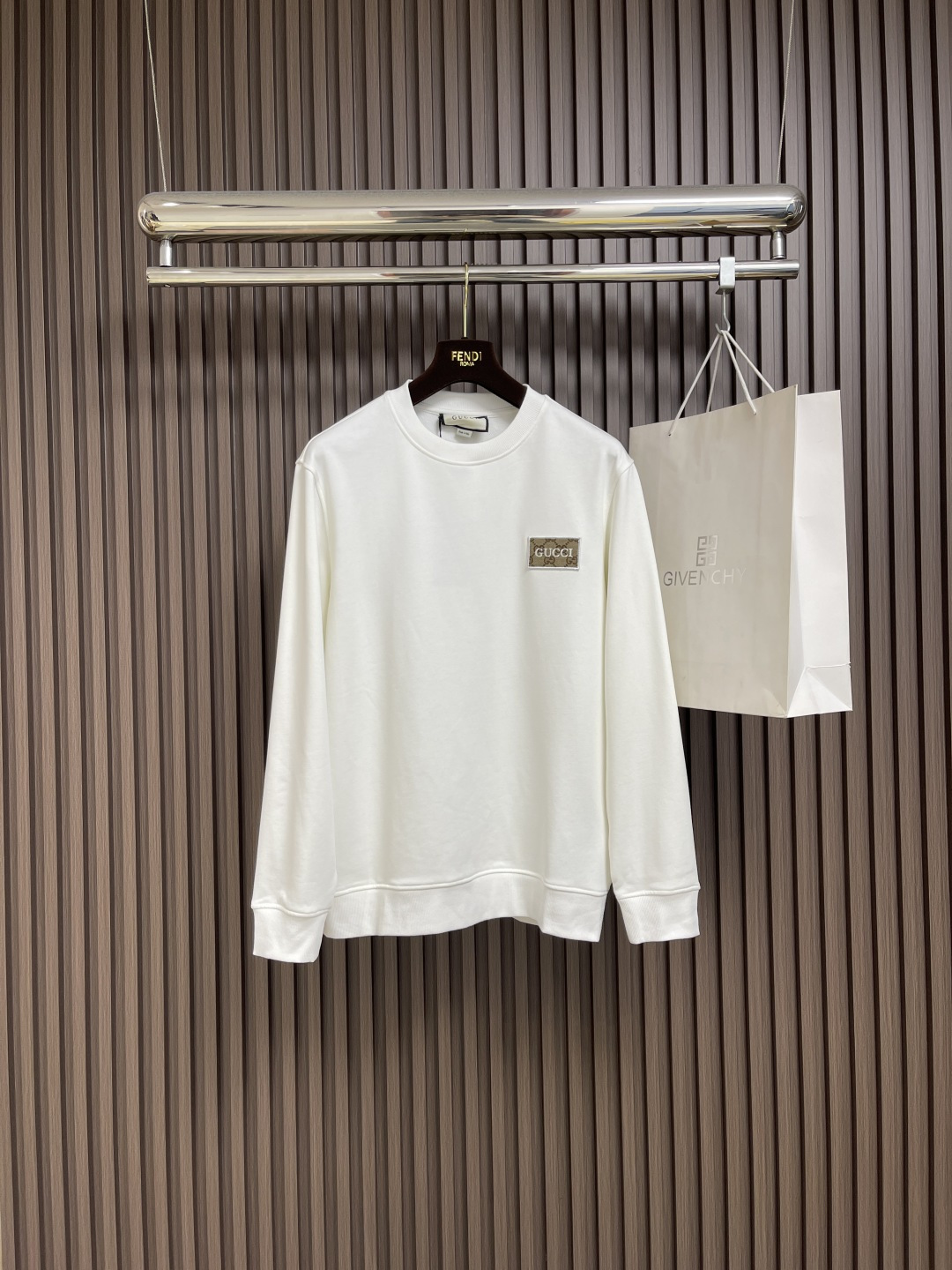 NO:572237,GUCCI 2025SS new logo letter stamp round neck sweatshirt, 400g double-ply large terry fabric dyed in the same vat. It feels very comfortable, fashionable and personalized. It is a super versatile and good-looking sweatshirt, very suitable for both men and women. A must-have item for everyone. Sizes S-XL S size is 66cm long, bust 102cm, shoulder width 44cm, M size is 68cm long, bust 106cm, shoulder width 46cm, L size is 70cm long  Bust 110cm, shoulder width 48cm, XL length 72cm, bust 114cm, shoulder width 50cm,,gucci,hoodie,sweatshirts,alexander wang19860909GUCCI 2025SS新款logo字母仔章圆领卫衣,400克双股大毛圈面料同缸染面料 手感非常舒服,时尚又个性 超级百搭好看的一款卫衣,男女都非常合适 人手必备款.尺码S-XL S码衣长66cm 胸围102cm 肩宽44cm M码衣长68cm 胸围106cm 肩宽46cm L码衣长70cm 胸围110cm 肩宽48cm XL码衣长72cm 胸围114cm 肩宽50cm,,gucci,hoodie,sweatshirts,alexander wang,Men's clothing