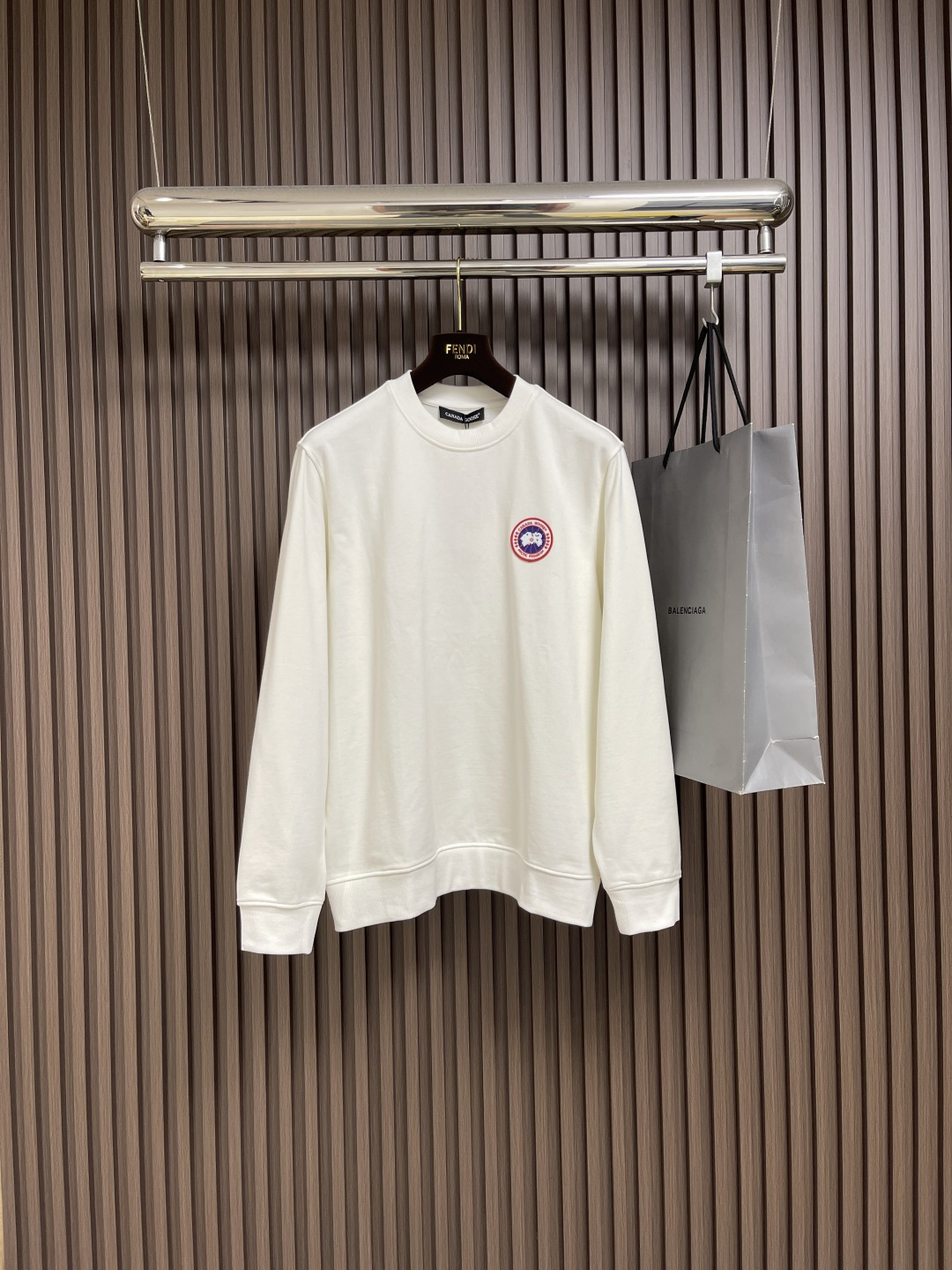 NO:572231,Canada Goose 2025Fw Early Autumn Zaizhang classic round neck sweatshirt, customized 400G fabric, Mengkou's is indispensable in autumn and winter. In fact, his family is not only down jackets, but also the newly launched sweatshirts this year are also popular. Mainstream color matching, classic LOGO. Simple, washed wheat tags, etc. are all available, and the upper body effect is particularly good. Sizes S-XL S size length 66cm, bust 102cm  Shoulder width 44cm, size M, length 68cm, bust 106cm, shoulder width 46cm, size L, length 70cm, bust 110cm, shoulder width 48cm, size XL length 72cm, bust 114cm, shoulder width 50cm,,Moncler,hoodie,sweatshirts,down   jacket,alexander wang19860909Canada Goose 大鹅 2025Fw早秋仔章经典圆领卫衣,定制400G面料,秋冬必不可少的就是蒙口家了、其实他家不单单是羽绒服而已、今年新推出的卫衣也是大爆款,主流的配色、经典的LOGO.简简单单、洗水麦吊牌等等统统一应俱全、上身效果特别棒.尺码S-XL S码衣长66cm 胸围102cm 肩宽44cm M码衣长68cm 胸围106cm 肩宽46cm L码衣长70cm 胸围110cm 肩宽48cm XL码衣长72cm 胸围114cm 肩宽50cm,,Moncler,hoodie,sweatshirts,down jacket,alexander wang,Men's clothing