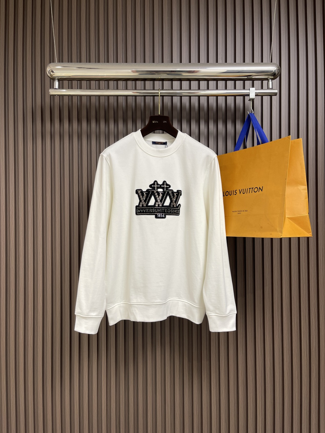 NO:525774,LV  Beaded Zhangzi round-neck sweatshirt, using 16s single yarn + 10s single yarn fish scale squirting fabric, the fish scale bottom fabric forms a fish scale-like texture through a specific weaving process, and the plates are arranged and interwoven according to the warp and weft rules and shapes to ensure clear texture and excellent texture. The fabric has been finely made and processed, with good wear resistance, lightness, softness and breathability. Resin beads are beads made of synthetic resin, and the resin beads are highly color-retaining.  Characteristics, feel similar to plastic, and the quality is lighter. Beads are used to be covered with the same size, and the original effect is clearly divided into a clear number of particles, and the overall three-dimensional effect is outstanding. The front and back patterns are beaded in embroidery. When beading, the embroidery beads are transported one by one to the embroidery needle position of the embroidery machine according to the number of original pieces. The embroidery beads form the positioning structure of the beads at the corresponding position. The embroidery needle can accurately pass through the needle holes in the embroidery beads, embroider the embroidery beads on the fabric, and the beads are connected closely, increasing the visual effect. Size S-XL  S-size clothes length 66cm bust 102cm shoulder width 44cm M-size clothes length 68cm bust 106cm shoulder width 46cm L-size clothes length 70cm bust 110cm shoulder width 48cm XL-size clothes length 72cm bust 114cm shoulder width 50cm, louis vuitton,hoodie,sweatshirts,alexander wang19860909LV 串珠章仔圆领卫衣,采用16s单纱＋10s单纱鱼鳞定卫衣面料,鱼鳞底面料通过特定的织造工艺形成鱼鳞状底纹,对版按照经纬规律和形状进行排列交织,以确保纹理清晰、质地优良.面料经过精细的制作加工,具有良好的耐穿性、轻薄柔软、透气性好.树脂珠饰标识贴饰,是一种合成树脂制成的珠子,树脂珠具有高度保色的特性,手感类似塑料,质量较轻.采用同规格尺寸串珠,铺满并做到原效果颗粒数量分明,整体出立体效果出众.前后图案在刺绣进行串珠,串珠时根据原版颗数,逐个输送绣珠至绣花机绣针位,绣珠构成珠串在相应位置定位结构.绣针能精确穿过绣珠内的针孔,将绣珠绣在织物上,串珠连接紧密,增加了视觉效果.尺码S-XL S码衣长66cm 胸围102cm 肩宽44cm M码衣长68cm 胸围106cm 肩宽46cm L码衣长70cm 胸围110cm 肩宽48cm XL码衣长72cm 胸围114cm 肩宽50cm,,louis vuitton,hoodie,sweatshirts,alexander wang,Men's clothing