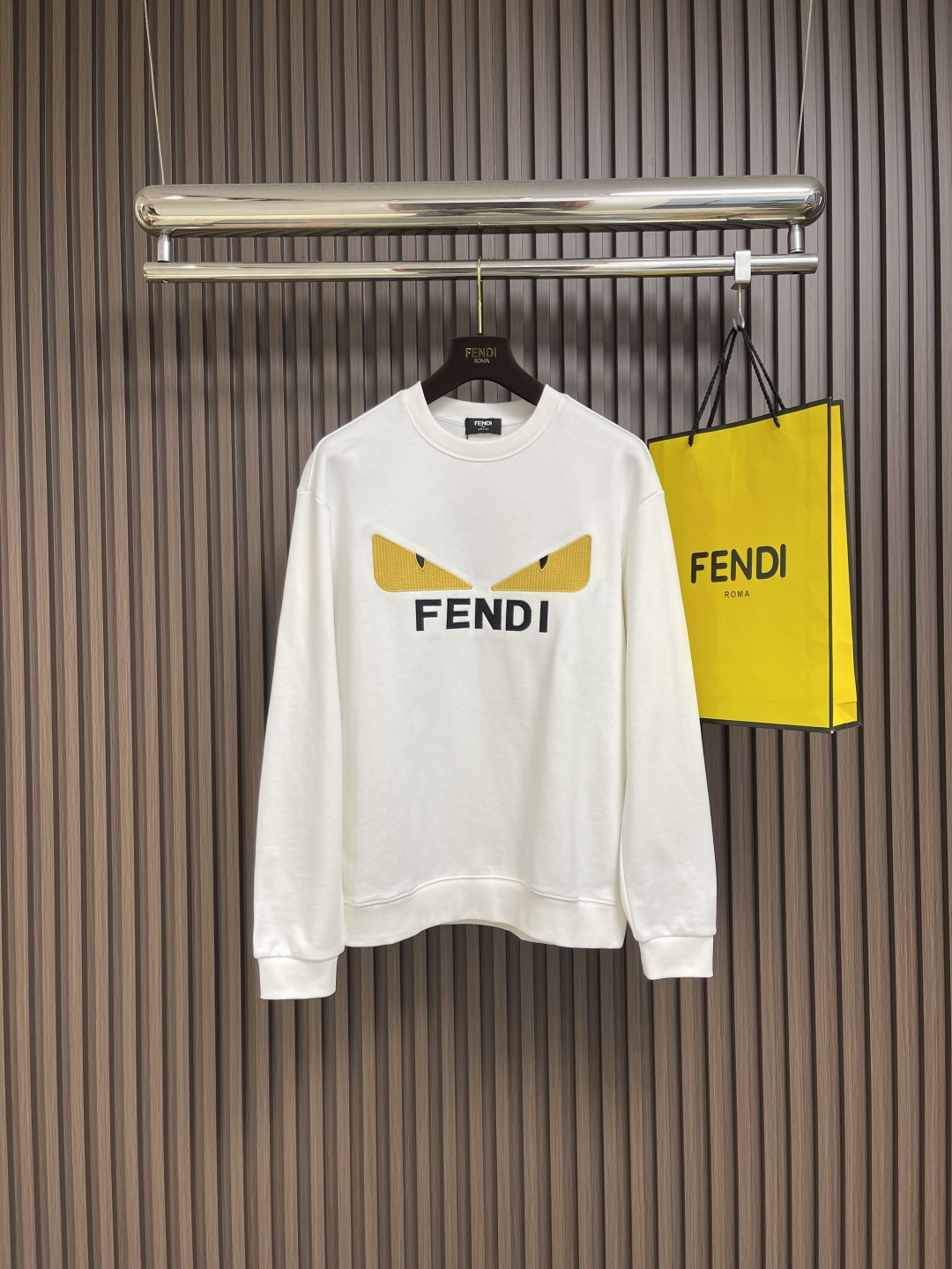 NO:572246,FENDI 2025SS autumn classic little monster eyes cotton round-neck sweatshirt, made of 24-count special woven compact cotton fabric, weight 380g, glossy mercerized embroidery thread dyeing, consistent with the color of the fabric, uniform and glossy. The three-dimensional shape is stable and not easy to deform after long-term washing; size S-XL S size bust 110cm, length 68cm, shoulder width 50cm, chest 114cm, length 70cm  Shoulder width 52cm, L size bust 118cm, clothing length 72cm, shoulder width 54cm, XL size bust 122cm, clothing length 74cm, shoulder width 56cm,,fendi,hoodie,sweatshirts,alexander wang19860909FENDI 2025SS秋季经典小怪兽眼睛棉质圆领卫衣,采用24支特纺紧密棉面料,克重380g,具有光泽感的丝光绣线对版定染,与面料色泽一致,均匀有光泽度.版型立体造型稳定,久洗不易变形；尺码S-XL S码胸围110cm 衣长68cm 肩宽50cm M码胸围114cm 衣长70cm 肩宽52cm L码胸围118cm 衣长72cm 肩宽54cm XL码胸围122cm 衣长74cm 肩宽56cm,,fendi,hoodie,sweatshirts,alexander wang,Men's clothing