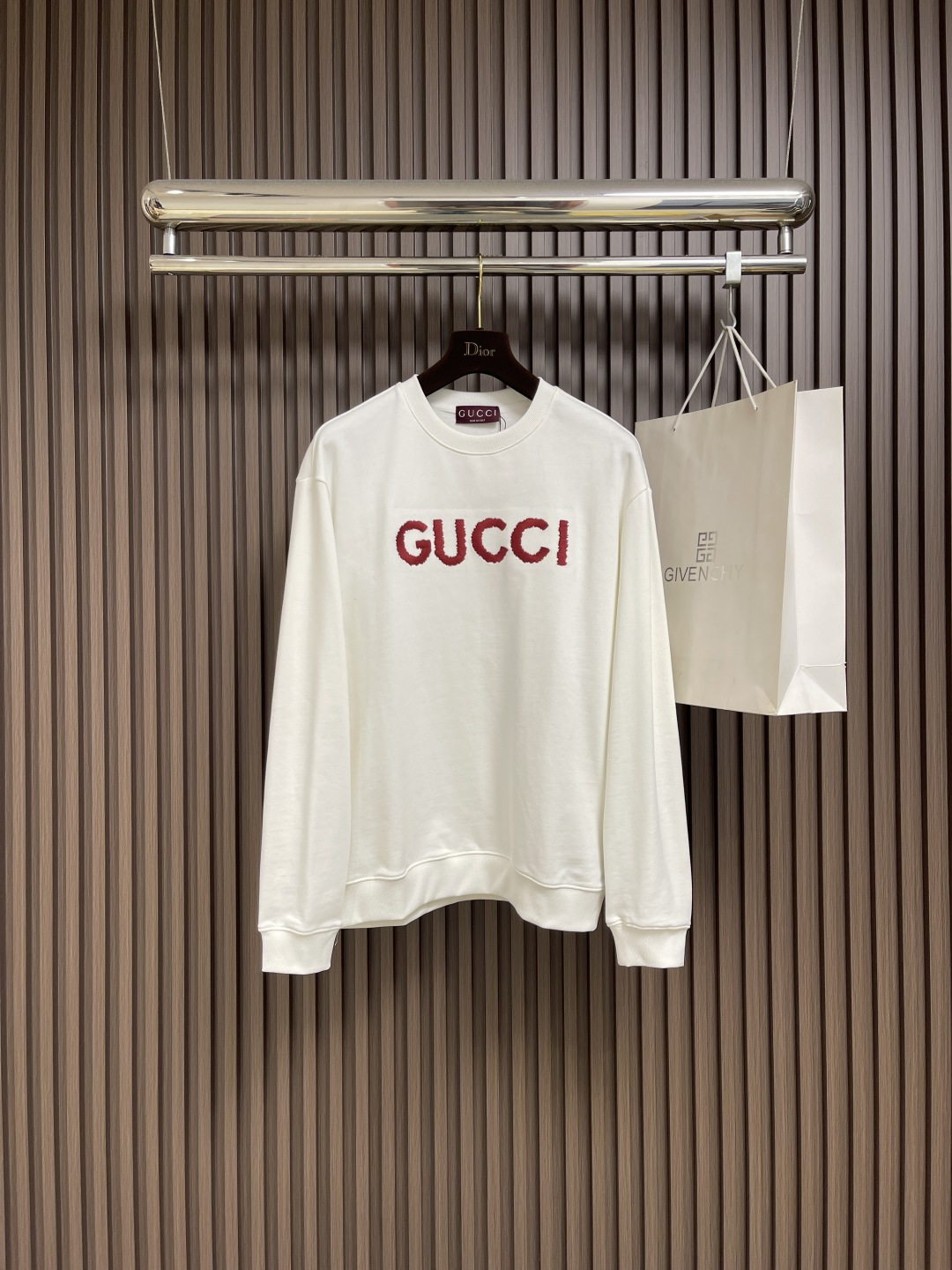 NO:572240,GUCCI 2025ss new classic simple contrast color chest heavy embroidery pure cotton round neck sweatshirt, consistent style, classic contrast color, thousands of needle embroidery, so that the fine display pattern can be perfectly expressed, breathable, light, the fabric is made of 480 grams of pure cotton washed pure cotton fabric. Size S-XL S size bust 110cm, length 68cm, shoulder width 50cm, chest 114cm, length 70cm  Shoulder width 52cm, L size bust 118cm, dress length 72cm, shoulder width 54cm, XL size bust 122cm, dress length 74cm, shoulder width 56cm,,gucci,hoodie,sweatshirts,alexander wang19860909GUCCI 2025ss新款经典简约撞色胸前重工刺绣纯棉圆领卫衣,一贯风格,经典撞色,万针刺绣,使精细的陈列图案能完美无瑕的表现出来,透气,轻盈,面料用480克纯棉水洗纯棉面料.尺码S-XL S码胸围110cm 衣长68cm 肩宽50cm M码胸围114cm 衣长70cm 肩宽52cm L码胸围118cm 衣长72cm 肩宽54cm XL码胸围122cm 衣长74cm 肩宽56cm,,gucci,hoodie,sweatshirts,alexander wang,Men's clothing