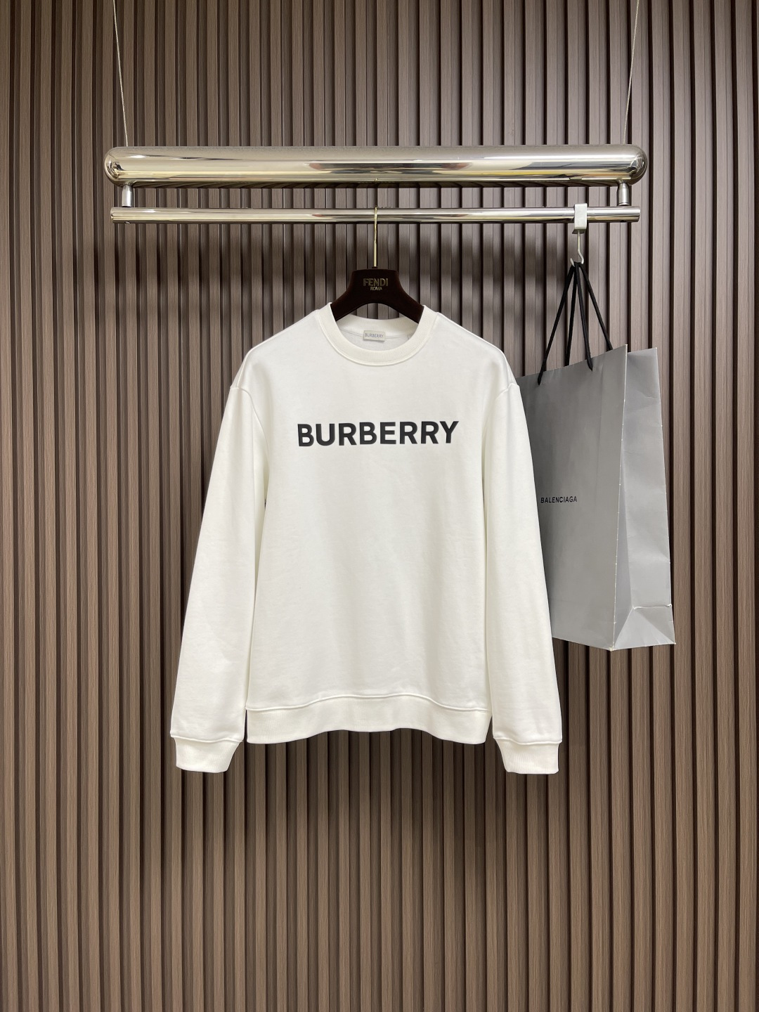 NO:572228,Burberry 2025fw new autumn and winter round neck letter printed sweatshirt, made of 420g cotton double-ply large terry fabric, custom-dyed in the same vat. It does not shrink or fade, feels comfortable, and has a strong texture. Digitally positioned letter printing on the chest. A must-have classic micro-wide version for trendy men and trendy women. Sizes S-XL S size bust 110cm, length 68cm, shoulder width 50cm, bust 114cm, length 70cm  Shoulder width 52cm, L size bust 118cm, clothing length 72cm, shoulder width 54cm, XL size bust 122cm, clothing length 74cm, shoulder width 56cm,,burberry,hoodie,sweatshirts,alexander wang19860909burberry 2025fw秋冬新品圆领字母印花卫衣,采用420g全棉双股大毛圈面料同缸定染.不缩水不退色,手感舒服,质感超强.胸前数码定位字母印花.潮男潮女必备经典微阔版型.尺码S-XL S码胸围110cm 衣长68cm 肩宽50cm M码胸围114cm 衣长70cm 肩宽52cm L码胸围118cm 衣长72cm 肩宽54cm XL码胸围122cm 衣长74cm 肩宽56cm,,burberry,hoodie,sweatshirts,alexander wang,Men's clothing