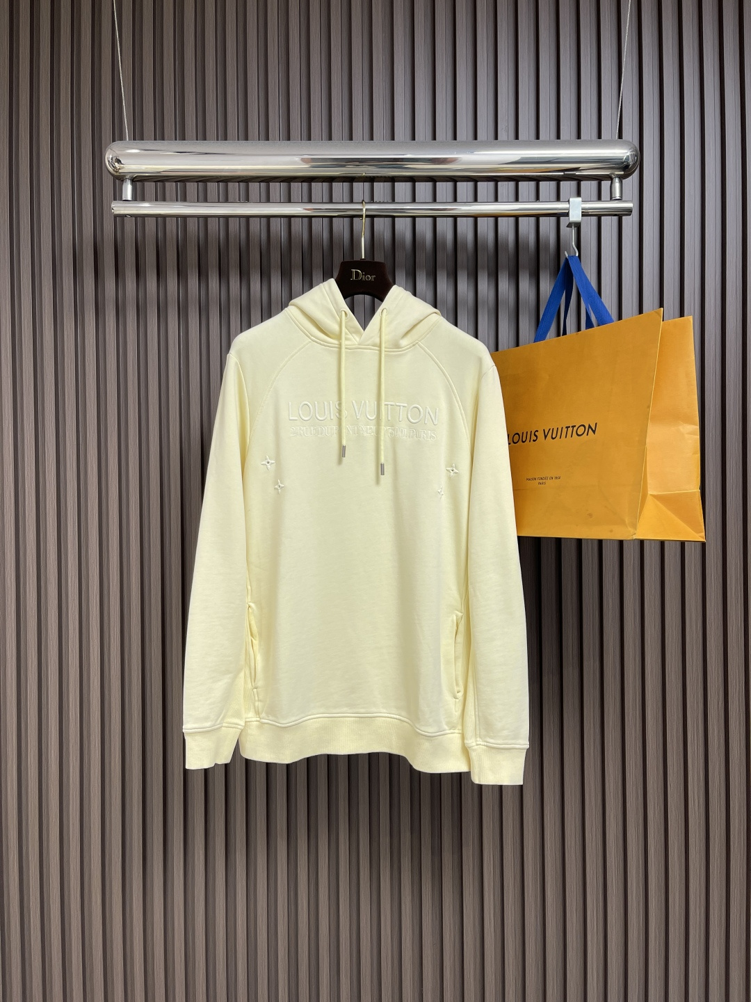 NO:572225,LV  2025SS early autumn new embroidered hooded sweatshirt. The fabric is made of 26s double yarn surface and 10s fish scale bottom fabric, with 380g rib and 21s double yarn stretcher. It not only ensures the texture and warmth of the clothing, but also highlights the quality in the details. The vuitton embroidery craftsmanship on the front is exquisite.  Thin, adding a bright color to the simple design, and the use of terry fish scale base fabric makes the clothes feel softer and thicker, with good water absorption and warmth retention. Overall, this hoodie is not only fashionable and versatile, but also shows high-quality craftsmanship and design in the details. Sizes S-XL  Size S, bust 116cm, length 71cm, shoulder width 52cm, size M, bust 120cm, length 73cm, shoulder width 54cm, size L, bust 124cm, length 75cm, shoulder width 56cm   XL size bust 128cm, length 77cm, shoulder width 58cm,,louis vuitton,hoodie,sweatshirts,hats,alexander wang19860909LV 2025SS早秋新款绣花连帽卫衣,面料采用26s双纱面和10s鱼鳞底面料,搭配380g罗纹与21s双纱拉架,不仅确保了衣物的质感与保暖性,更在细节处彰显品质,正面的vuitton刺绣工艺精细,为简约设计增添了一抹亮色,而毛圈鱼鳞底面料的运用,则让衣物手感更加松软、厚实,具备良好的吸水性和保暖性,整体而言,这款连帽衫不仅时尚百搭,更在细节处展现了高品质的工艺与设计.尺码S-XL S码胸围116cm衣长71cm 肩宽52cm M码胸围120cm 衣长73cm 肩宽54cm L码胸围124cm 衣长75cm 肩宽56cm XL码胸围128cm 衣长77cm 肩宽58cm,,louis vuitton,hoodie,sweatshirts,hats,alexander wang,Men's clothing