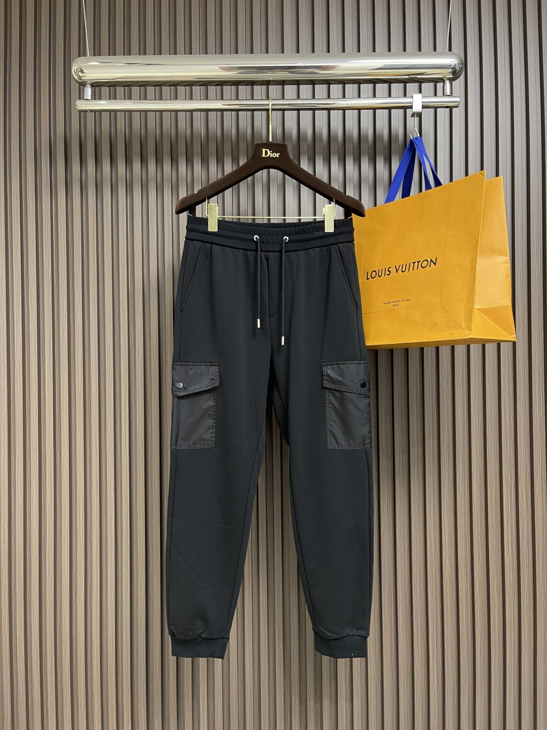 NO:525778,PRADA triangle logo cotton tooling trousers, double-sided double-strand fabric, elastic waist harness, front beveled open bag, enamel metal triangle logo on the back, side flip pocket and buckle, and hidden quad buckle. It uses 40S double-sided double-strand fabric, 360g. It feels fluffy and thick, soft and delicate, and comfortable on the upper body. It uses a combination of cotton polyester fiber spandex composition, which has good moisture absorption and breathability. Its advantages are good wrinkle resistance and conformity, and has good strength and elastic recovery ability. Its characteristics are firm and durable, anti-pilling, wrinkle-free and iron-free, making the three-dimensional sense of the clothes more durable. Size S-XL, prada, alexander wang19860909PRADA 三角标识棉质工装长裤,双面双股面料、弹力腰头配束绳、正面斜角开袋、背面涂珐琅金属三角形徽标、侧面翻盖式口袋和搭扣、配隐藏式四合扣.采用40S双面双股面料,360g.手感蓬松厚实,柔软细腻,上身舒适,采用的是棉聚酯纤维氨纶成分组合,具有良好的吸湿性和透气性,其优点是抗皱性与保形性好,具有较好的强度与弹性恢复能力,其特点坚牢耐用、抗起球、抗皱免烫、使衣服立体感更为持久.尺码S-XL,,prada,alexander wang,Men's clothing