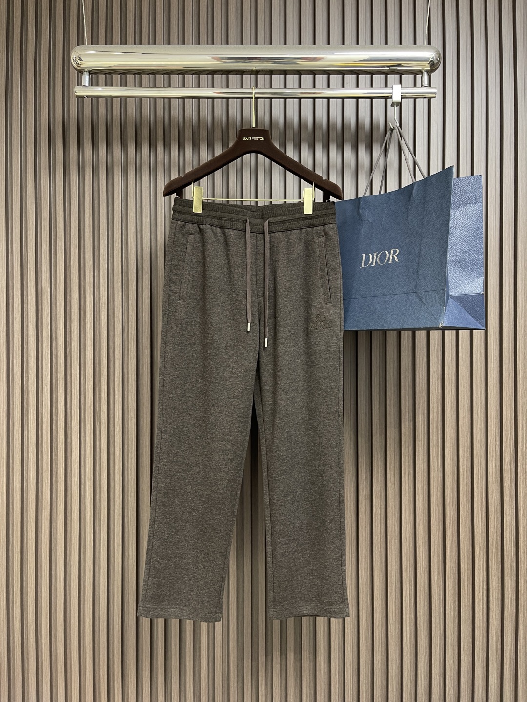 🛒🛒lP🆕 LoroPiana 秋冬新款男士直筒运动裤，混纺面料、三标齐、松紧腰抽绳、合体的裁剪、车线工