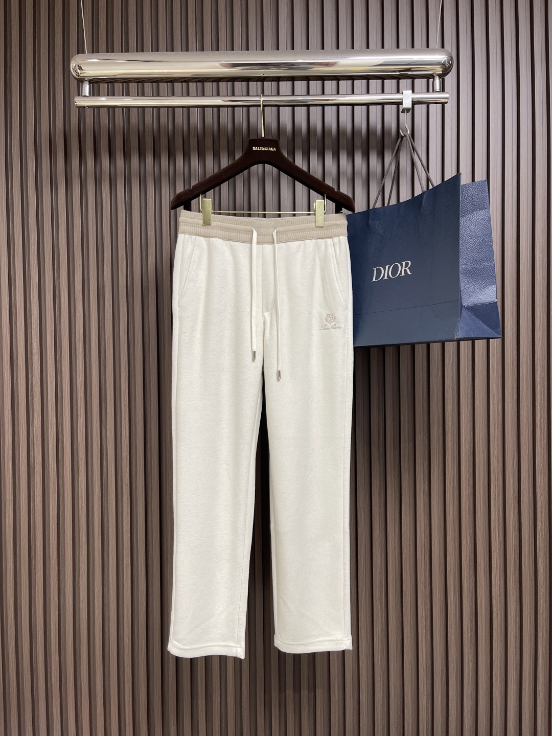 🛒🛒lP🆕 LoroPiana 2025SS 字母刺绣直筒运动裤，混纺面料、三标齐、松紧腰抽绳、合体的裁