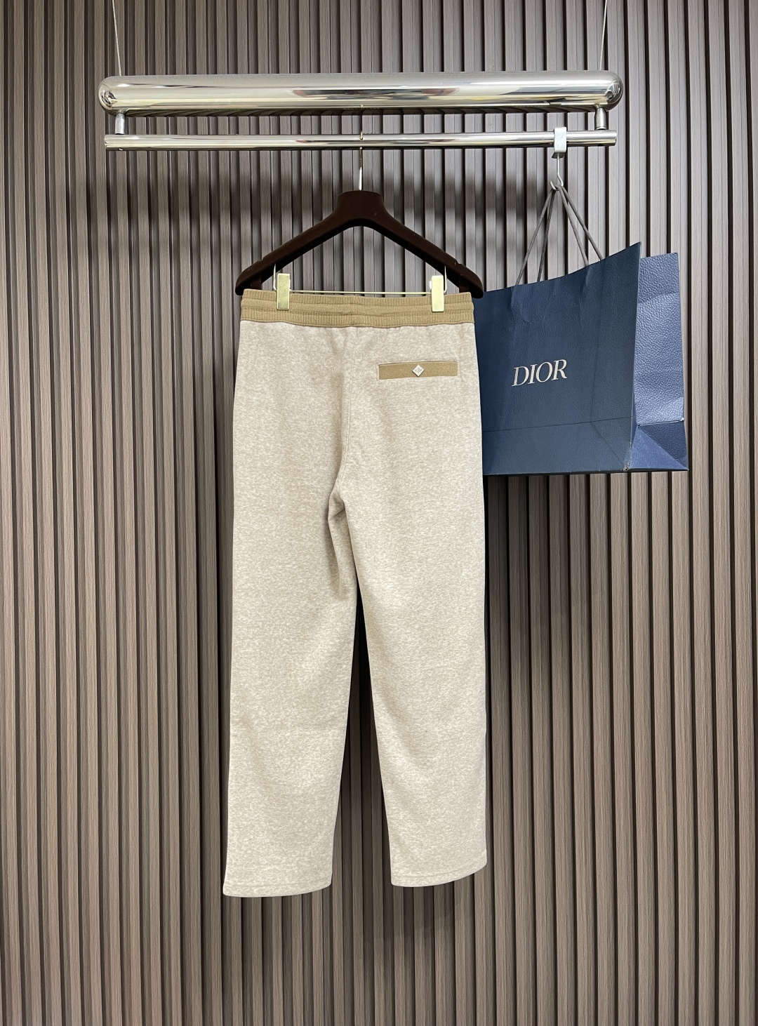 🛒🛒lP🆕 LoroPiana 2025SS 字母刺绣直筒运动裤，混纺面料、三标齐、松紧腰抽绳、合体的裁