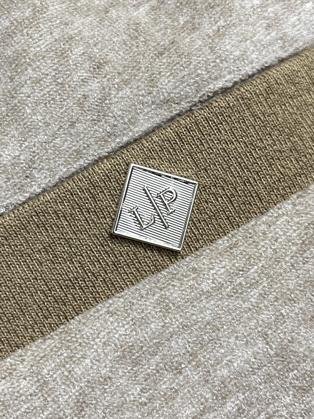 🛒🛒lP🆕 LoroPiana 2025SS 字母刺绣直筒运动裤，混纺面料、三标齐、松紧腰抽绳、合体的裁