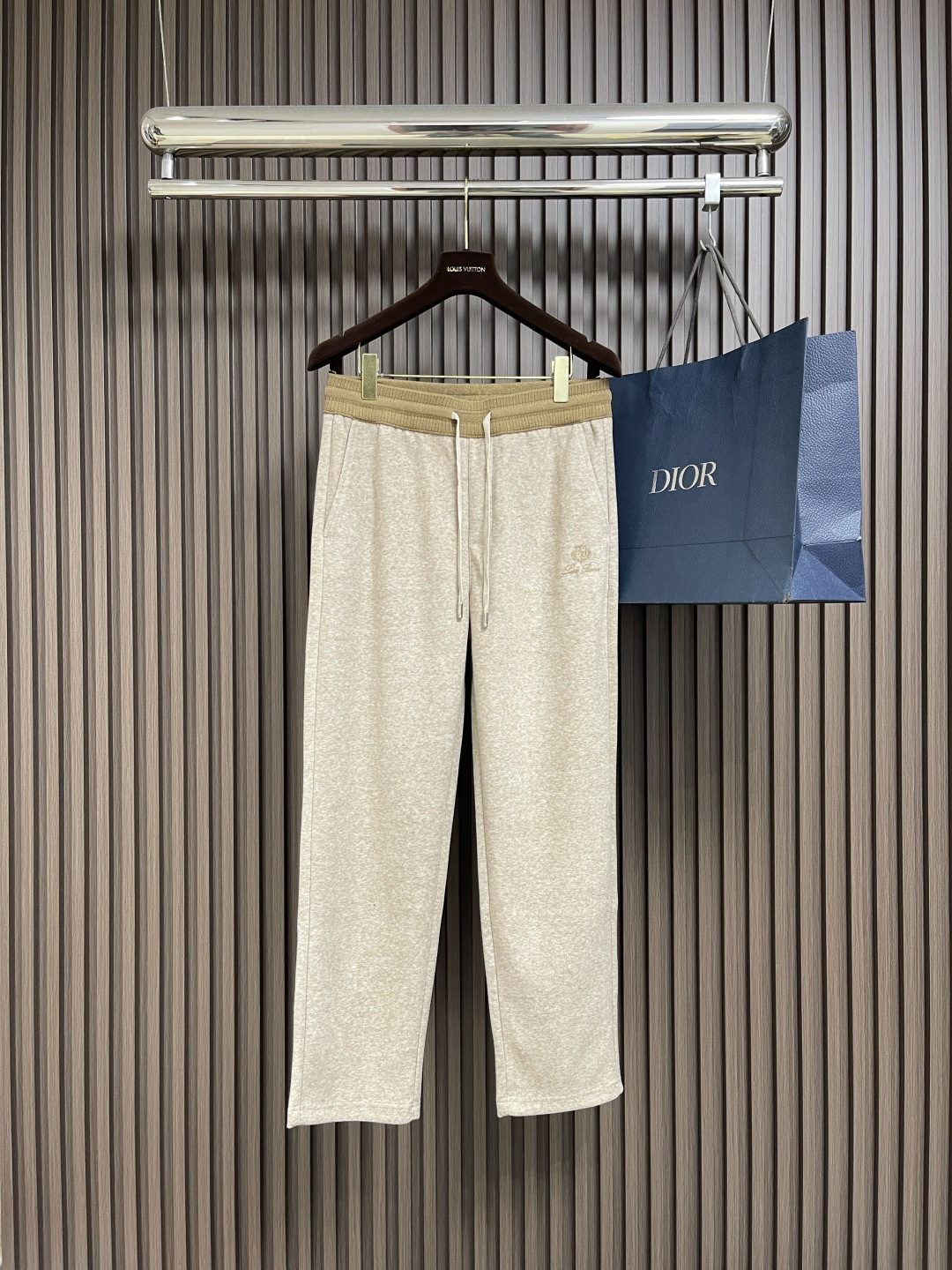 🛒🛒lP🆕 LoroPiana 2025SS 字母刺绣直筒运动裤，混纺面料、三标齐、松紧腰抽绳、合体的裁