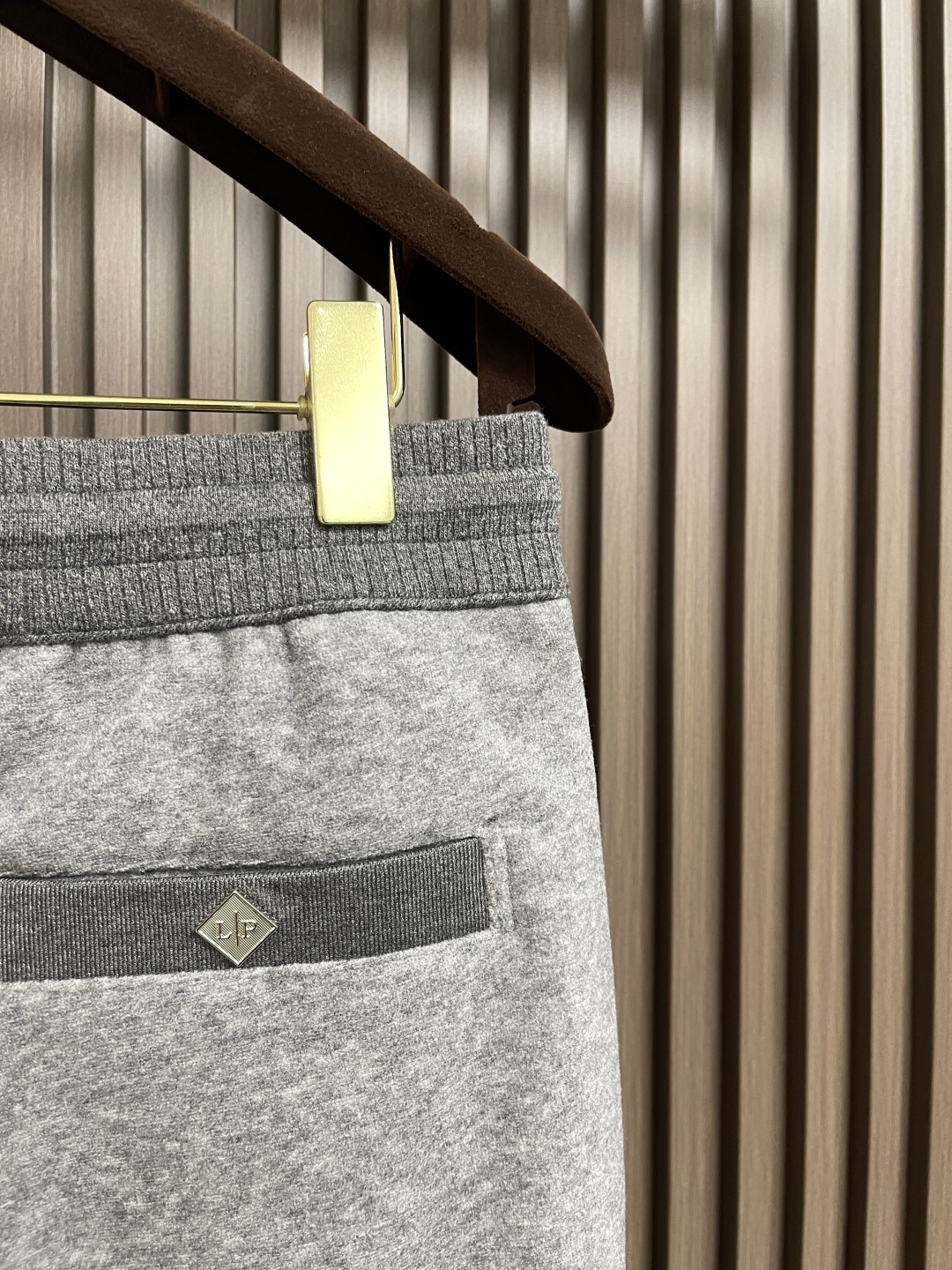🛒🛒lP🆕 LoroPiana 2025SS 字母刺绣直筒运动裤，混纺面料、三标齐、松紧腰抽绳、合体的裁