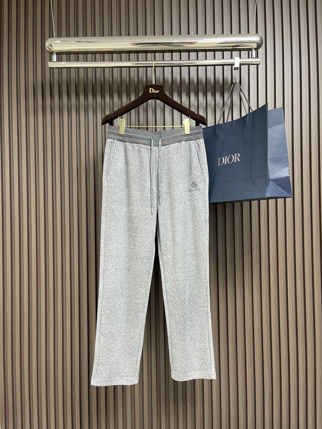 🛒🛒lP🆕 LoroPiana 2025SS 字母刺绣直筒运动裤，混纺面料、三标齐、松紧腰抽绳、合体的裁