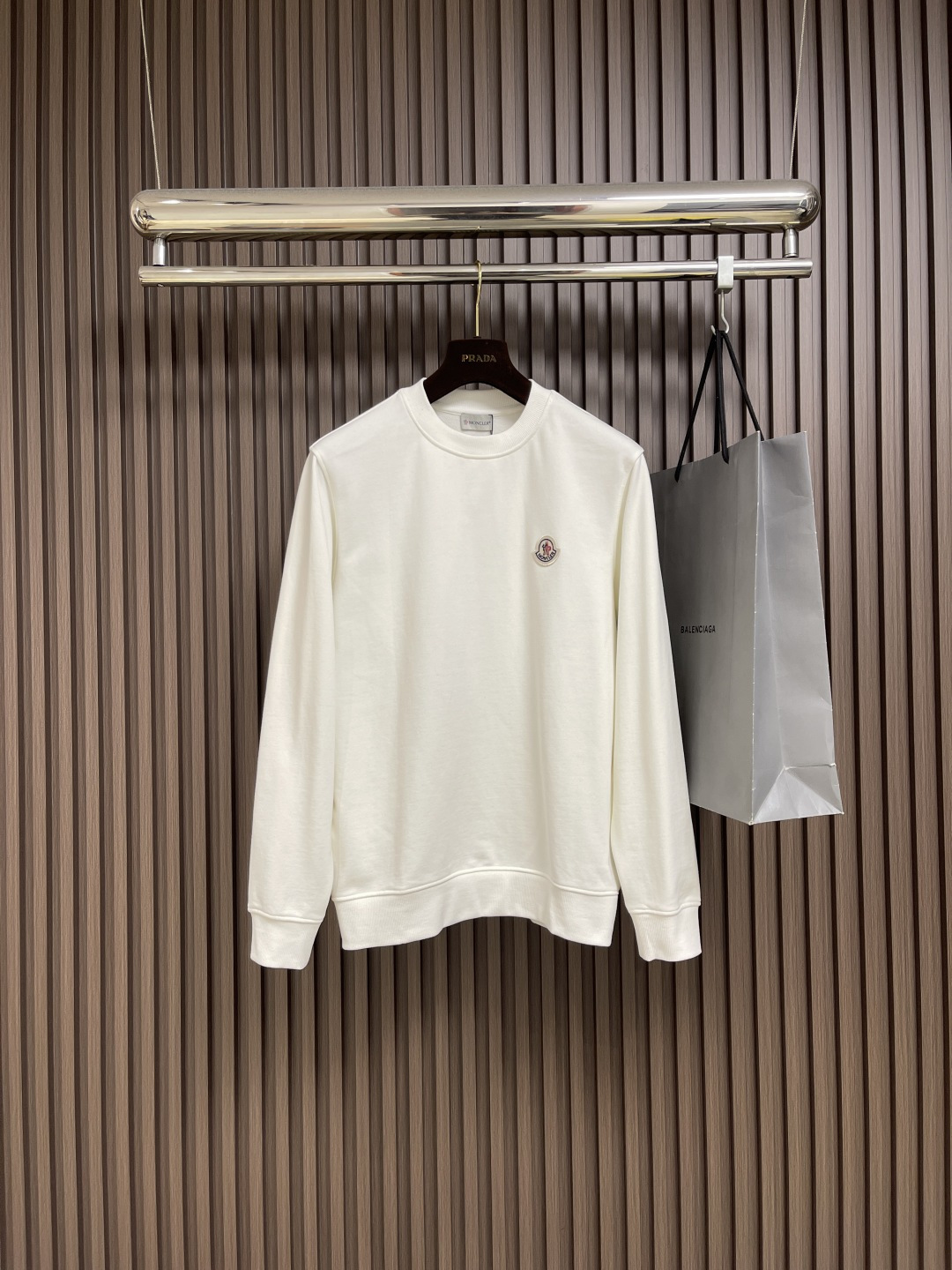 NO:572216,Moncler 2025FW new brand letter logo cotton versatile casual round neck long-sleeved T-shirt, fashionable and versatile, with a tall and stylish upper body, no matter who you choose to wear it, and can be worn perfectly by any age group, customized Tencel soft cotton fabric. Sizes S-XL S size length 66cm chest 102cm shoulder width 44cm M size length 68cm chest 106cm shoulder width 46cm L length 70cm chest 110cm  Shoulder width 48cm, XL size, length 72cm, bust 114cm, shoulder width 50cm, tees, t-shirt, alexander wang19860909Moncler 2025FW新款品牌字母徽标棉质百搭休闲圆领长袖T恤,时尚百搭、上身挺拔有型,不挑人穿、任何年龄段都可完美驾驭,定制天丝柔棉面料.尺码S-XL S码衣长66cm 胸围102cm 肩宽44cm M码衣长68cm 胸围106cm 肩宽46cm L码衣长70cm 胸围110cm 肩宽48cm XL码衣长72cm 胸围114cm 肩宽50cm,,tees，t-shirt,alexander wang,Men's clothing