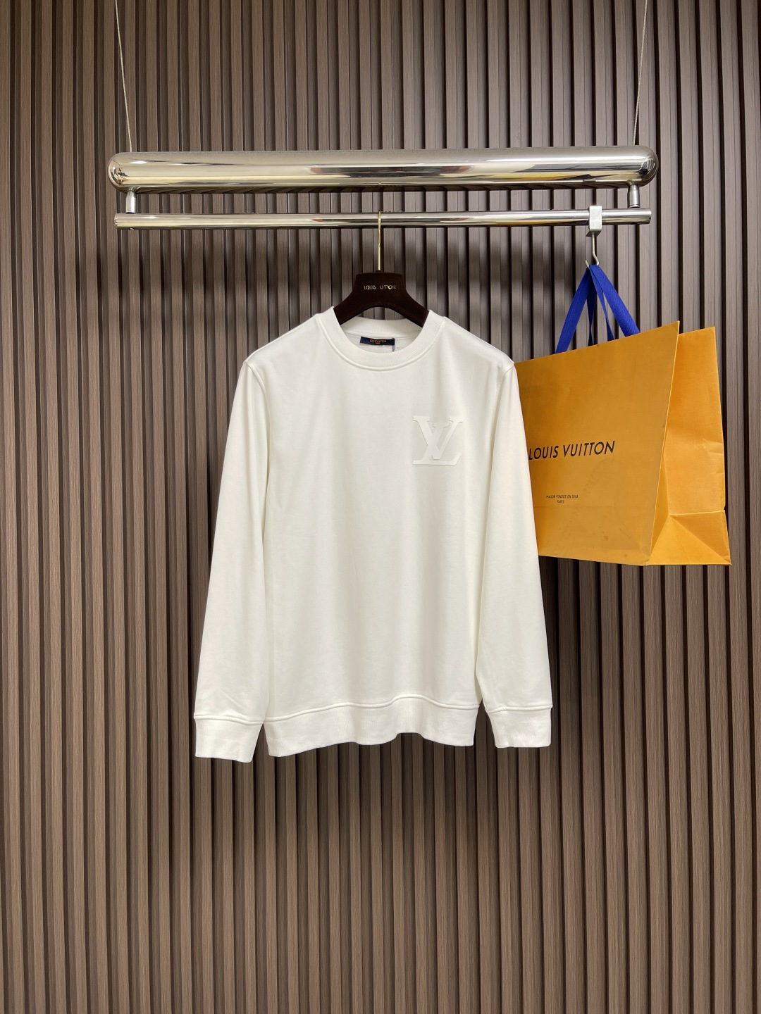 NO:572224,LV 2025fwlogo printed long-sleeved T-shirt, custom-made 260g cotton double yarn tight and smooth fabric, clean cloth, clear texture, very delicate and solid feel, more firm, tight and wear-resistant, three-dimensional tailoring of the whole garment. Sizes S-XL S size, length 66cm, bust 102cm, shoulder width 44cm, size M, length 68cm, bust 106cm, shoulder width 46cm, size L, length 70cm  Bust 110cm, shoulder width 48cm, XL length 72cm, bust 114cm, shoulder width 50cm, Louis Vuitton, tees, t-shirt, alexander wang19860909LV 2025fwlogo印花长袖t恤,定制260g全棉双纱紧密爽滑面料,布面干净,布纹清晰,手感非常细腻扎实,更加力挺 紧实耐磨,整衣立体定位剪裁.尺码S-XL S码衣长66cm 胸围102cm 肩宽44cm M码衣长68cm 胸围106cm 肩宽46cm L码衣长70cm 胸围110cm 肩宽48cm XL码衣长72cm 胸围114cm 肩宽50cm,,louis vuitton,tees，t-shirt,alexander wang,Men's clothing