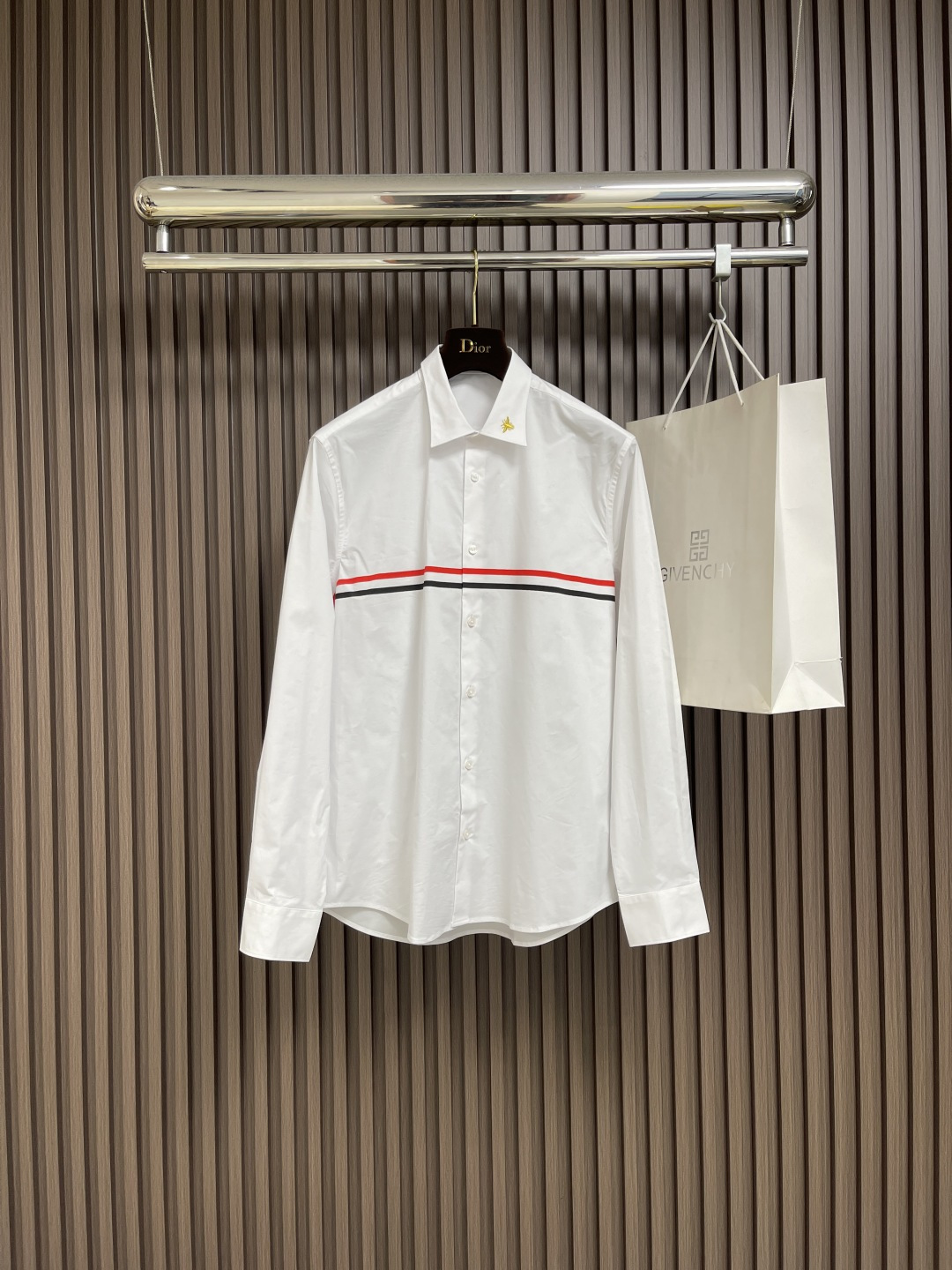 NO:523638,GUCCI 2025ss new Oxford cotton shirt, striped webbing, mother-of-pearl buttons highlight the charming and ingenious texture. The texture is crisp and skin-friendly, and it is suitable for daily commuting and leisure outing. The neckline embroidery decoration is a classic presentation of the G brand gene. The webbing has a bright color and fine workmanship, which collides with pure white Oxford cotton, instantly enhances the visual focus and shows brand recognition in a low-key manner. Size S-XXL S S-width 45cm bust 102cm long 73cm M-width 46cm bust 106cm long 74cm L-width 47cm bust 110cm long 75cm xL-width 48cm bust 114cm long 76cm xXL-width 49cm bust 118cm  Clothes length 77cm, gucci,shirts,alexander wang19860909GUCCI 2025ss新款牛津布棉质衬衫,饰条纹织带,珍珠母贝纽扣凸显迷人巧致.质感挺括又亲肤,日常通勤、休闲出街都适配.领口处小蜜蜂刺绣装饰,是G品牌基因的经典呈现.织带配色鲜明、做工精细,与纯净白色牛津棉碰撞,瞬间提升视觉焦点,低调中彰显品牌辨识.尺码S-XXL S码肩宽45cm 胸围102cm 衣长73cm M码肩宽46cm 胸围106cm 衣长74cm L码肩宽47cm 胸围110cm 衣长75cm XL码肩宽48cm胸围114cm 衣长76cm XXL码肩宽49cm 胸围118cm 衣长77cm,,gucci,shirts,alexander wang,Men's clothing
