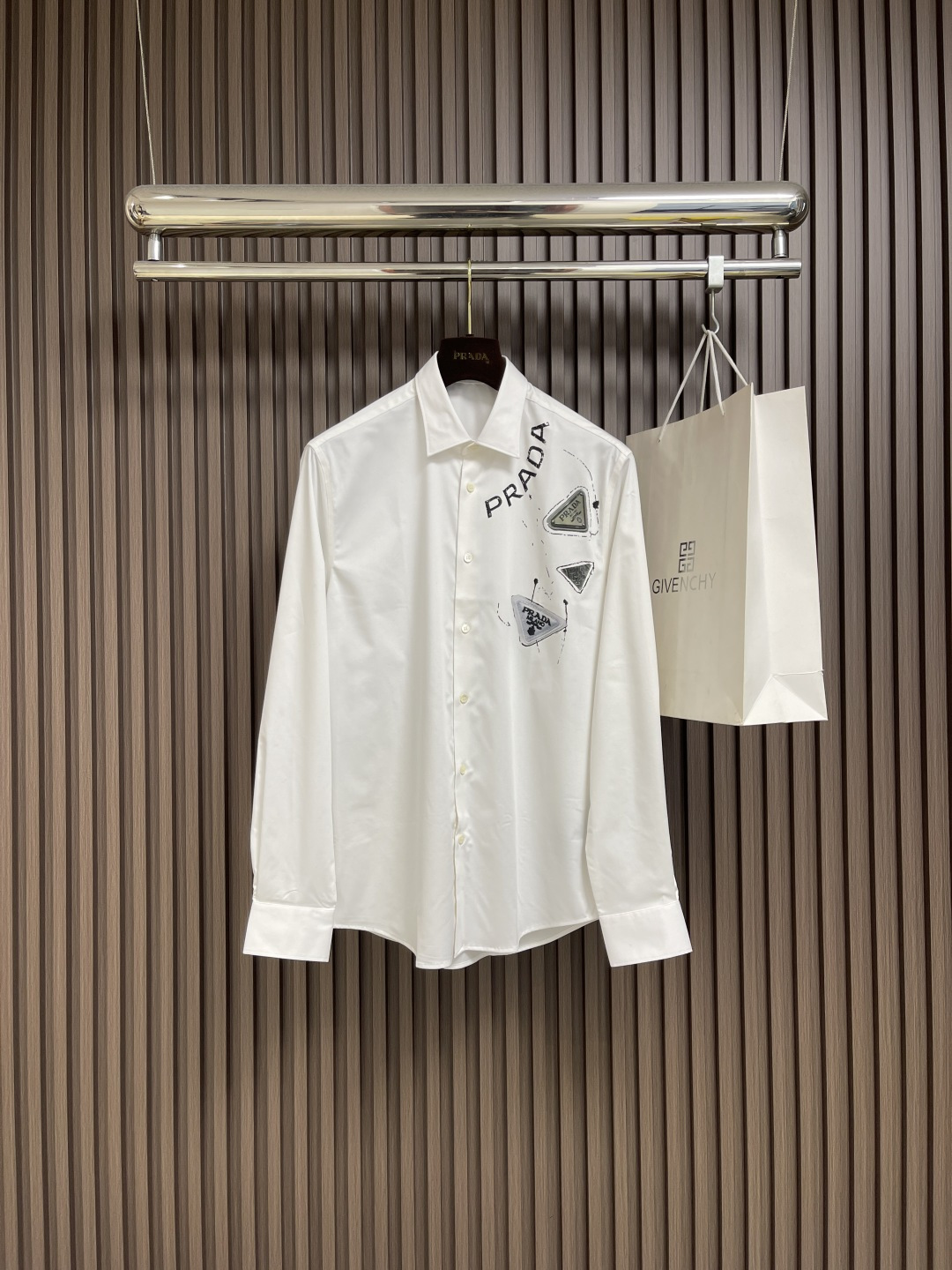 NO:523641,Prada triangle logo doodle logo long-sleeved shirt, each button, making it the same as the authentic one!  Comfortable and smooth fabric, upgraded feel, full of high-end feel!  Everyday match is super good. Size S-XXL S S shoulder width 45cm bust 102cm long 73cm M shoulder width 46cm bust 106cm long 74cm L shoulder width 47cm bust 110cm long 75cm XL shoulder width 48cm bust 114cm long 76cm xXL shoulder width 49cm bust 118cm long 77cm, prada,shirts,alexander wang19860909Prada 三角标logo涂鸦标识长袖衬衫, 每个一个纽扣,做到和正品一样！舒适爽滑的面料 手感升级 满满的高级感 ！日常随便配都超好看.尺码S-XXL S码肩宽45cm 胸围102cm 衣长73cm M码肩宽46cm 胸围106cm 衣长74cm L码肩宽47cm 胸围110cm 衣长75cm XL码肩宽48cm胸围114cm 衣长76cm XXL码肩宽49cm 胸围118cm 衣长77cm,,prada,shirts,alexander wang,Men's clothing