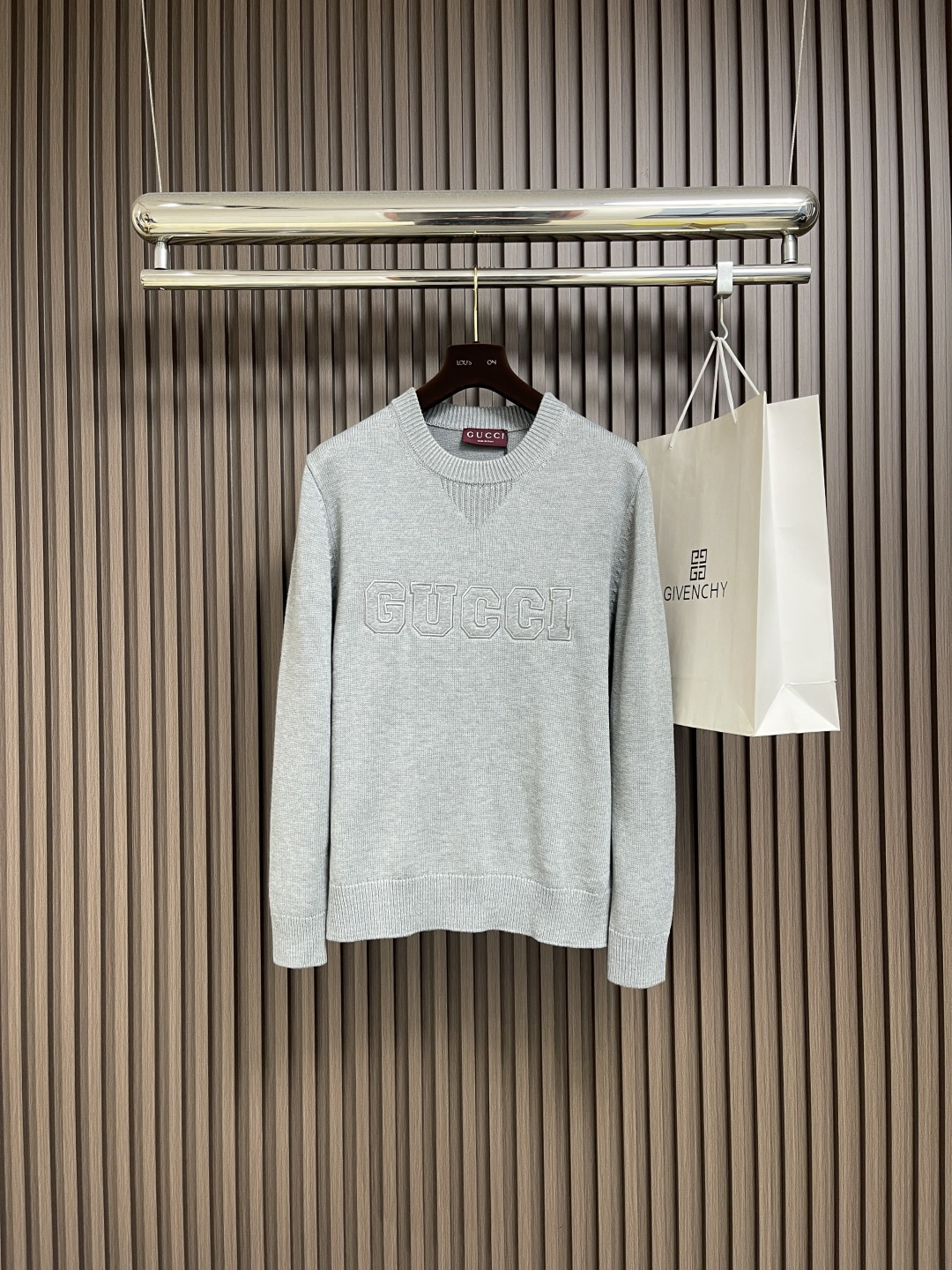 NO:572233,GUCCI  Jacquard knitted wool sweater, with its unique charm, has become a must-have item in men's wardrobe in autumn and winter. This material is made of high-quality wool, which is fine and soft and has excellent thermal performance. It can give the wearer a warm and comfortable experience even in cold weather. In terms of design, it incorporates classic  The jacquard elements retain the retro charm without losing the fashionable atmosphere. The exquisite knitting technology shows the exquisite skills of the craftsmen, making each piece a unique work of art. Sizes M-XXL, gucci, sweaters, alexander  wang19860909GUCCI 提花针织羊毛毛衣,以其独特的魅力,成为秋冬季男士衣橱中的必备单品.这款采用高品质羊毛材质,细腻柔软,保暖性能卓越,即便在寒冷的天气里也能给予穿着者温暖舒适的体验.设计上,它融入了经典的提花元素,既保留了复古韵味,又不失时尚气息.精致的针织工艺,展现了匠人的精湛技艺,让每一件都成为独一无二的艺术品.尺码M-XXL,,gucci,sweaters,alexander wang,Men's clothing