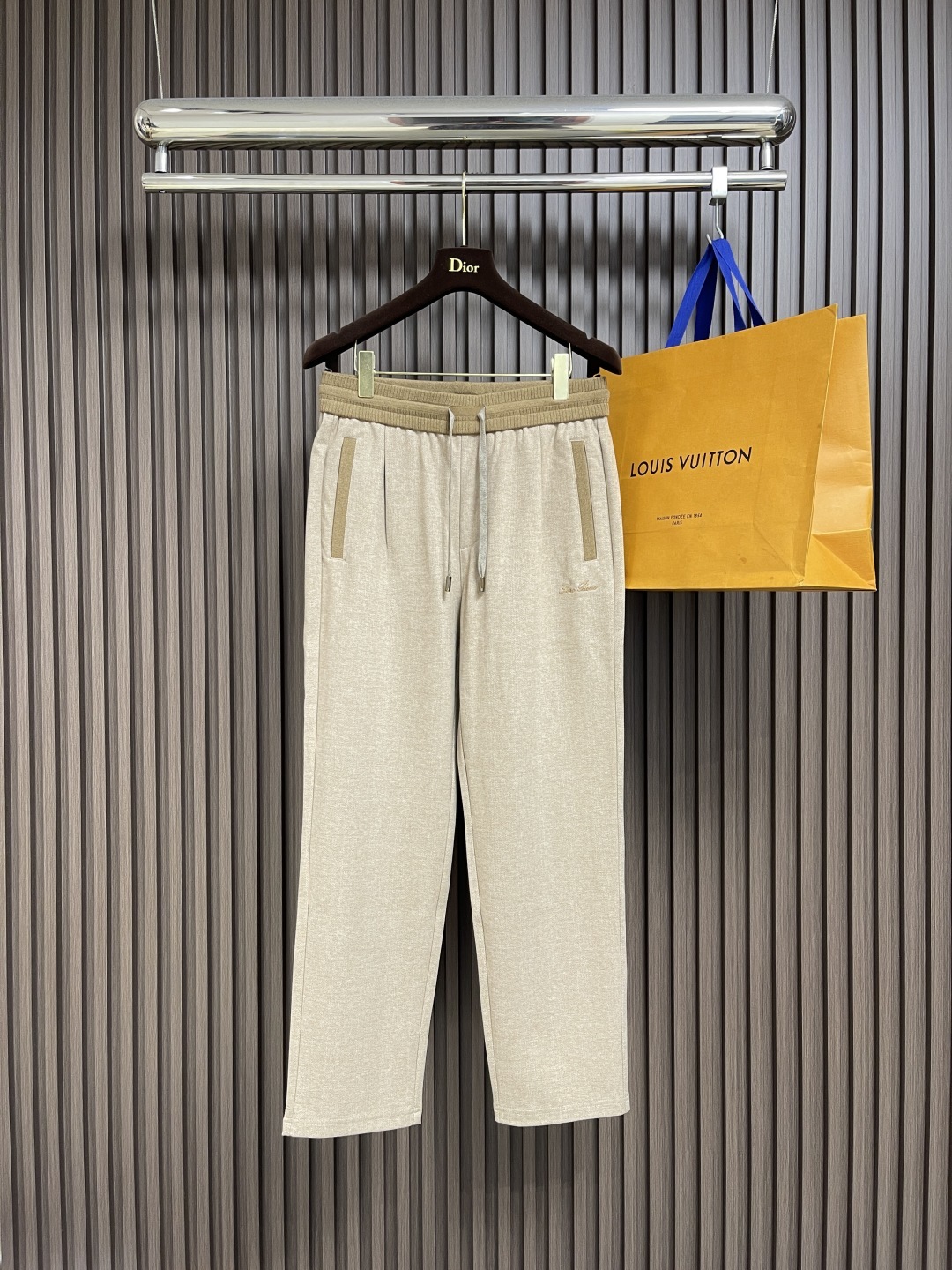 🛒🛒lP🆕 LoroPiana 2025SS 字母刺绣直筒运动裤,混纺面料、三标齐、松紧腰抽绳、合体的裁