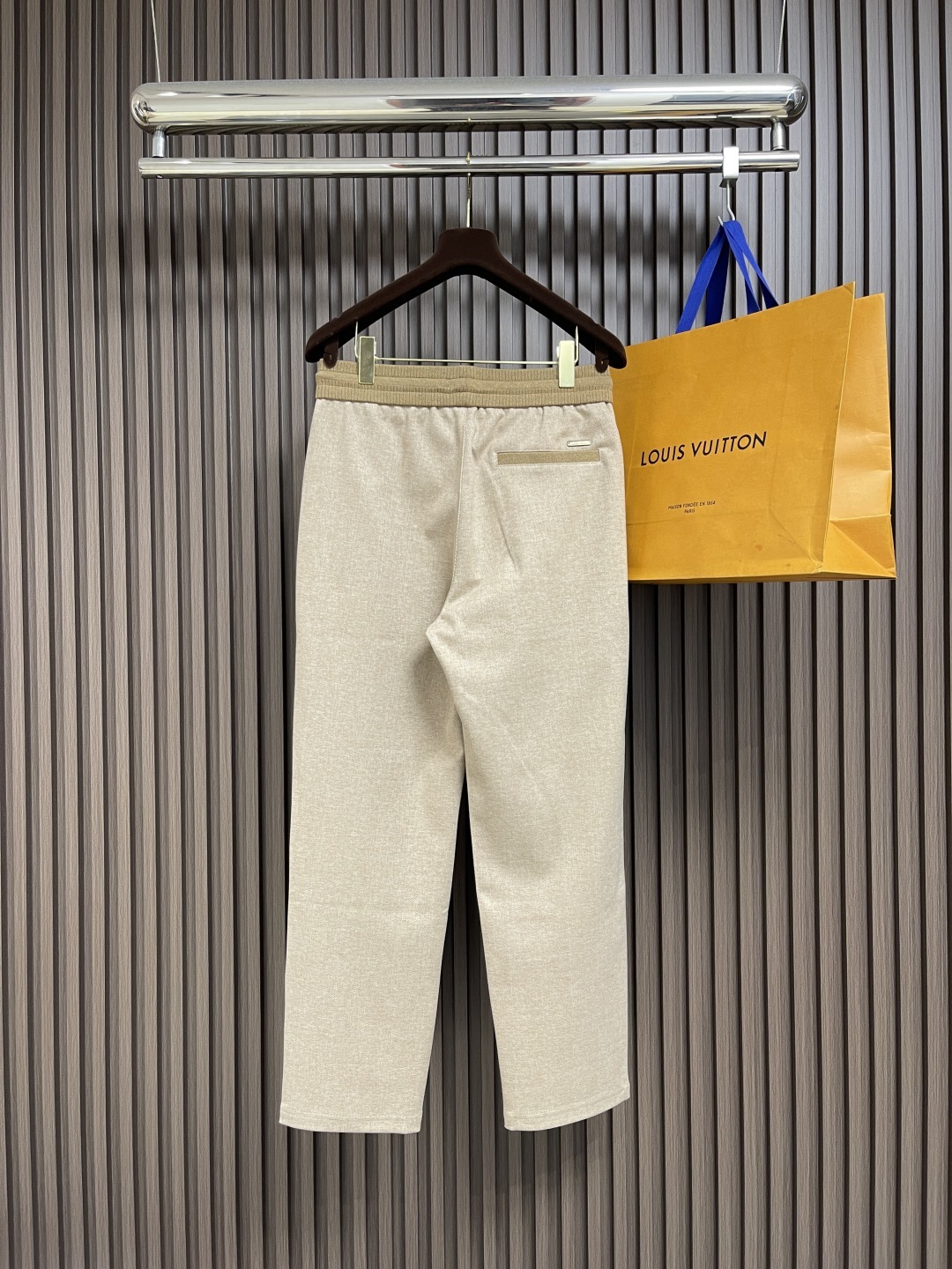 🛒🛒lP🆕 LoroPiana 2025SS 字母刺绣直筒运动裤,混纺面料、三标齐、松紧腰抽绳、合体的裁