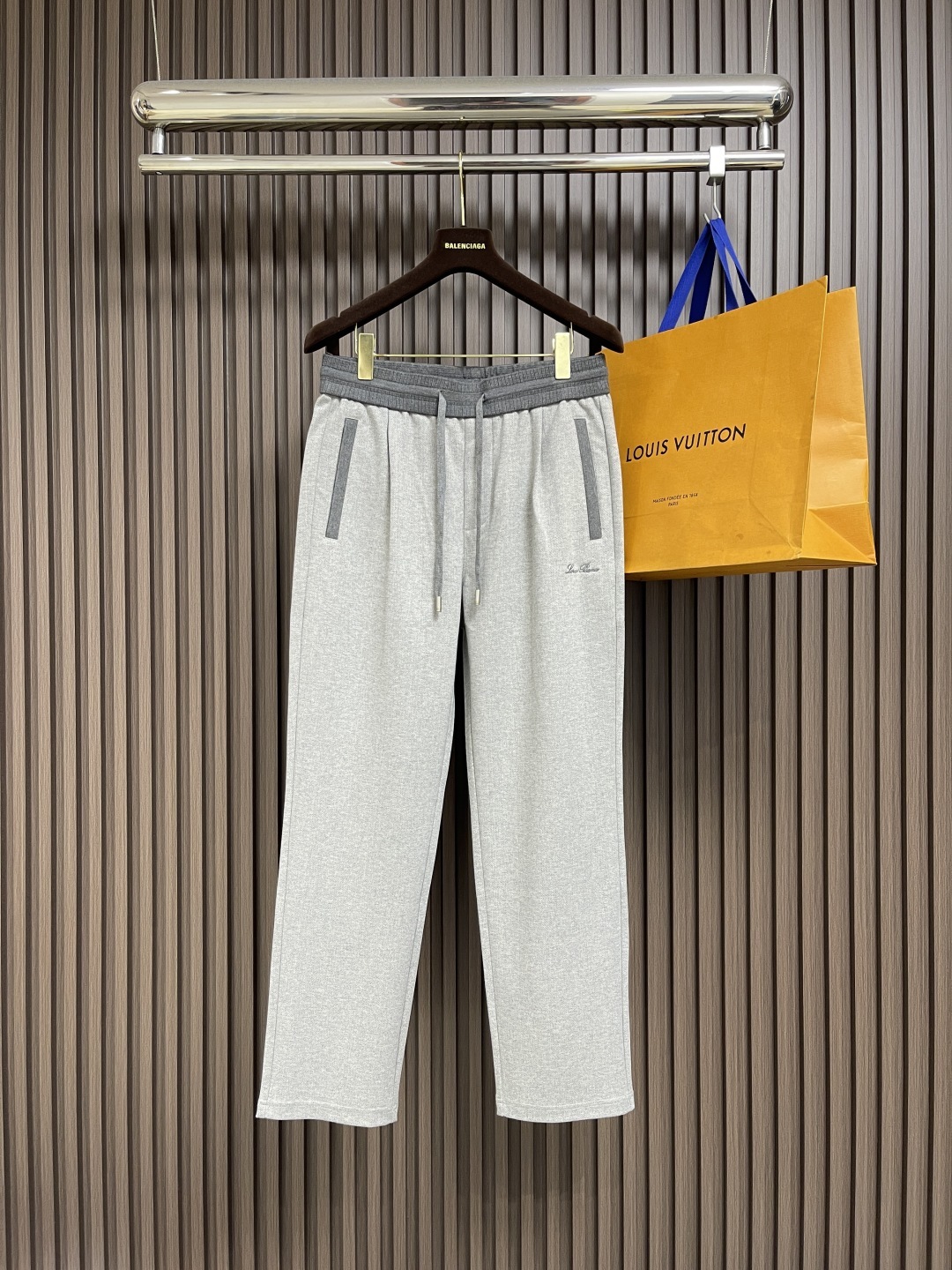 🛒🛒lP🆕 LoroPiana 2025SS 字母刺绣直筒运动裤,混纺面料、三标齐、松紧腰抽绳、合体的裁
