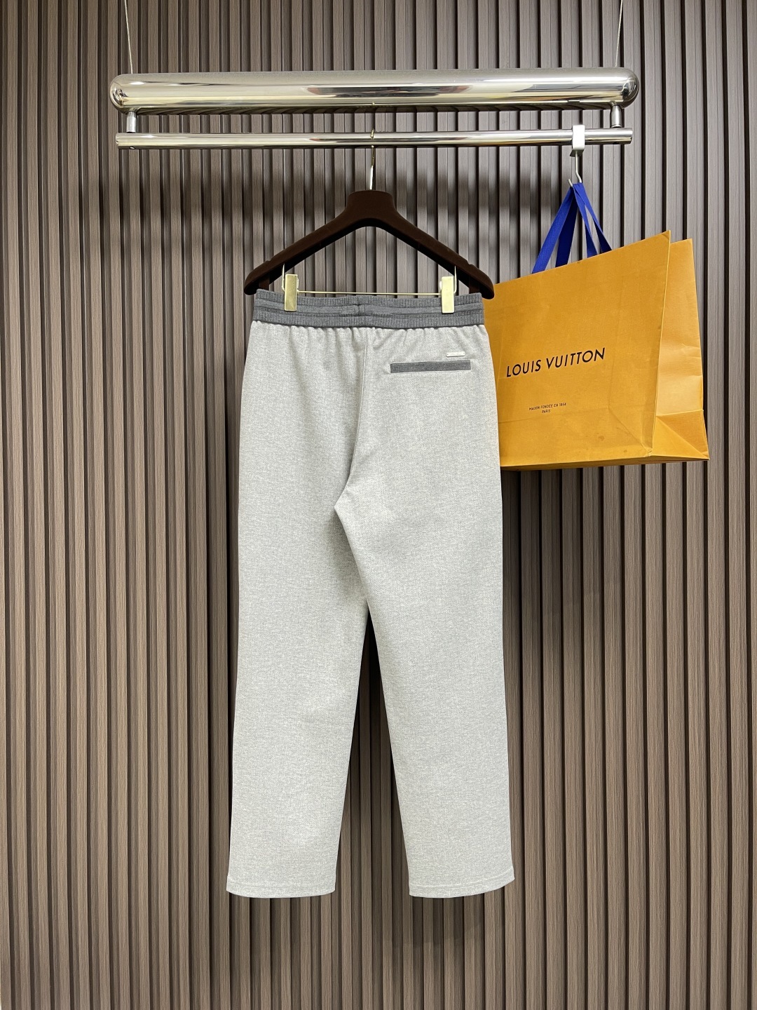 🛒🛒lP🆕 LoroPiana 2025SS 字母刺绣直筒运动裤,混纺面料、三标齐、松紧腰抽绳、合体的裁