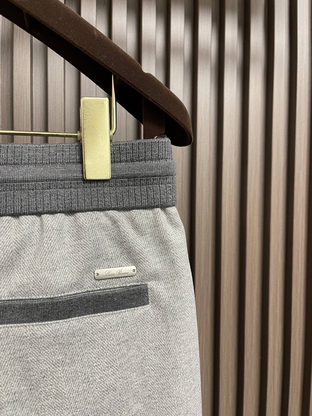 🛒🛒lP🆕 LoroPiana 2025SS 字母刺绣直筒运动裤,混纺面料、三标齐、松紧腰抽绳、合体的裁